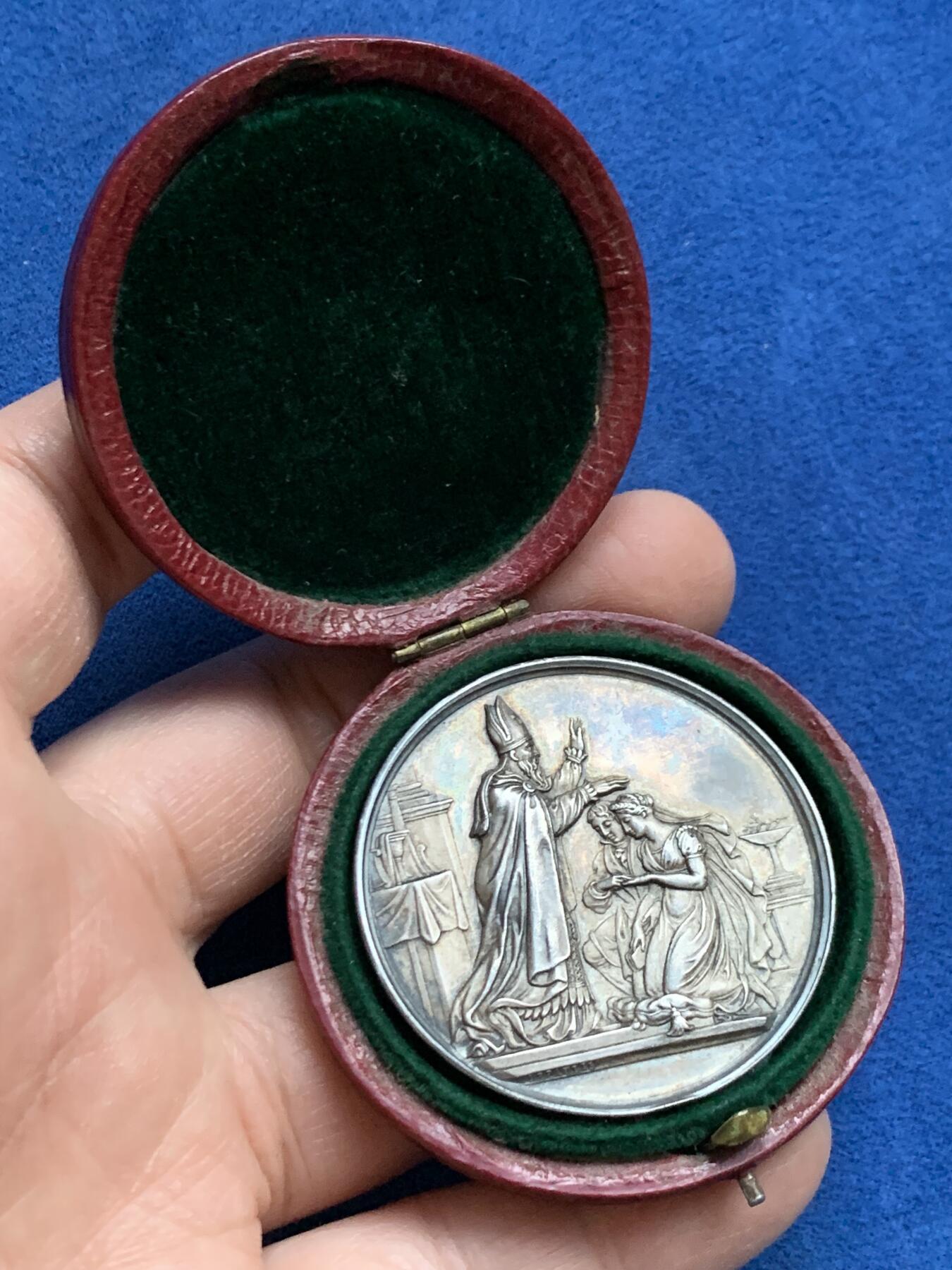 《竞宝斋》第445场 周日，周一，2场连拍 （全场包邮） 法国1865年高浮雕婚礼银章 32.6克 41.2mm 手指银标 好品 带盒