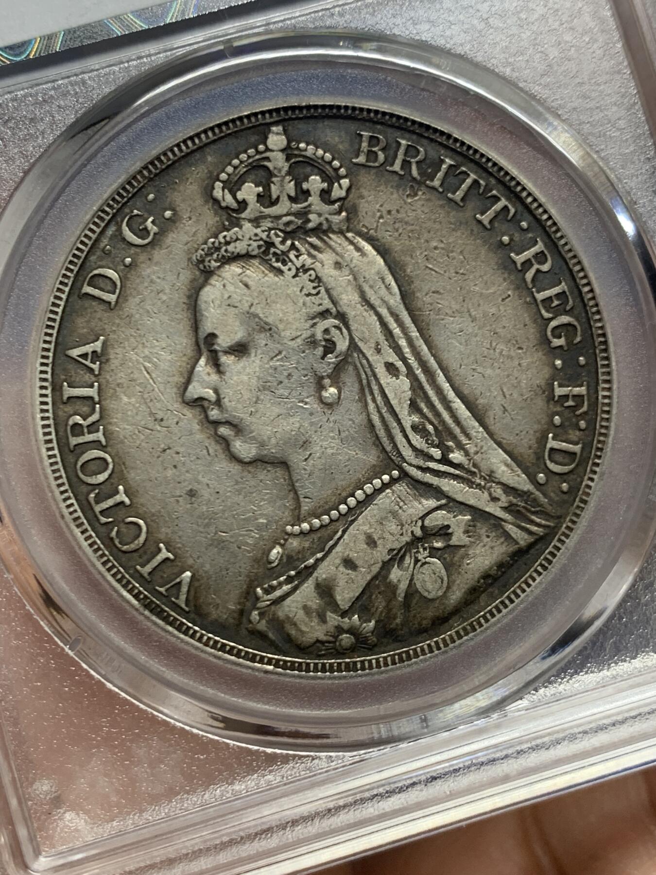 《竞宝斋》第445场 周日，周一，2场连拍 （全场包邮） 英国 1889年 维多利亚女王 高冠 马剑克朗大银币 原味状态 迷人深黑包浆