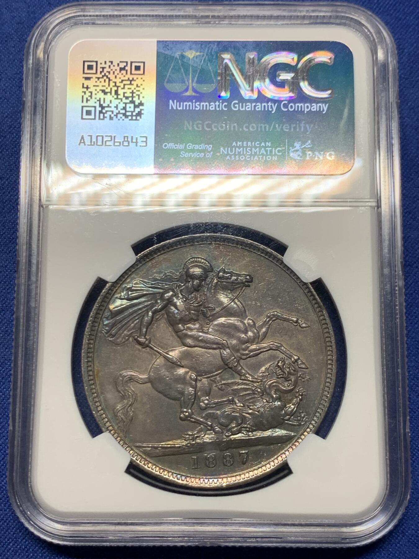 《竞宝斋》第445场 周日，周一，2场连拍 （全场包邮） NGC UNCD 1887年英国维多利亚高冠马剑1克朗大银币，双面靓丽包浆包浆，可惜没有分数，NGC评级清洗。