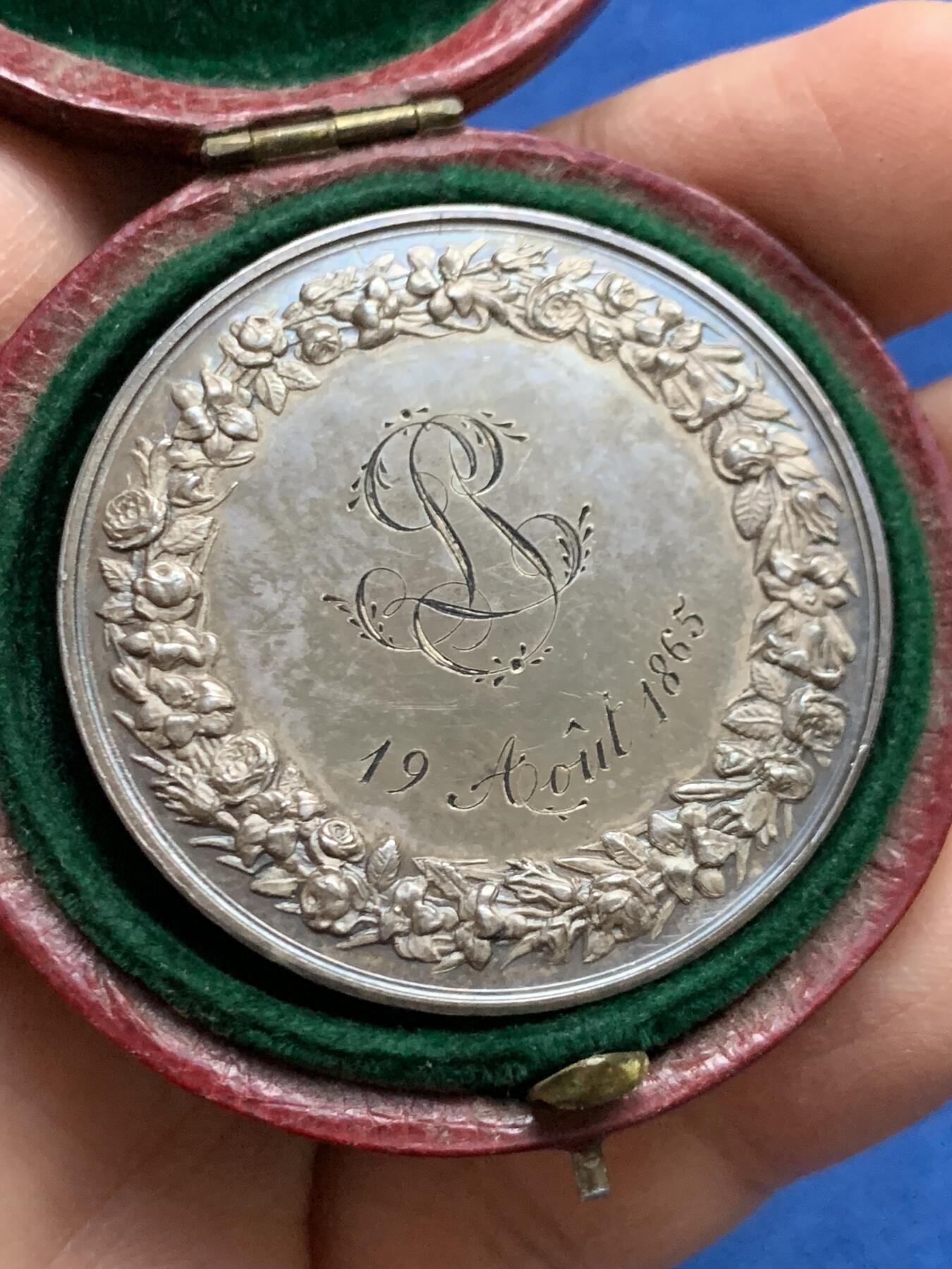 《竞宝斋》第445场 周日，周一，2场连拍 （全场包邮） 法国1865年高浮雕婚礼银章 32.6克 41.2mm 手指银标 好品 带盒