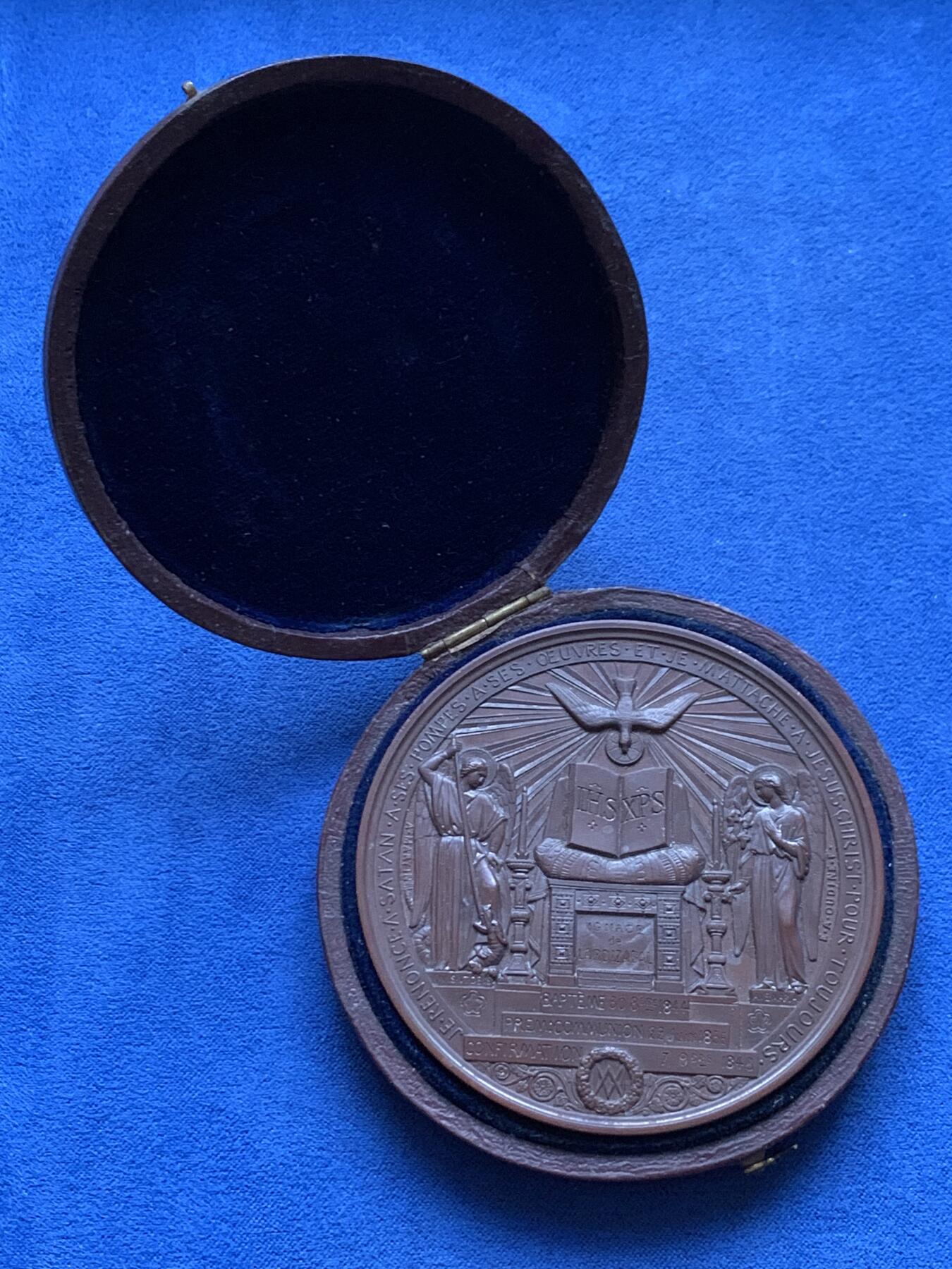 《竞宝斋》第445场 周日，周一，2场连拍 （全场包邮） 1856年法国圣餐洗礼大铜章 好品 161.7克 68.6mm 手指铜标 带盒