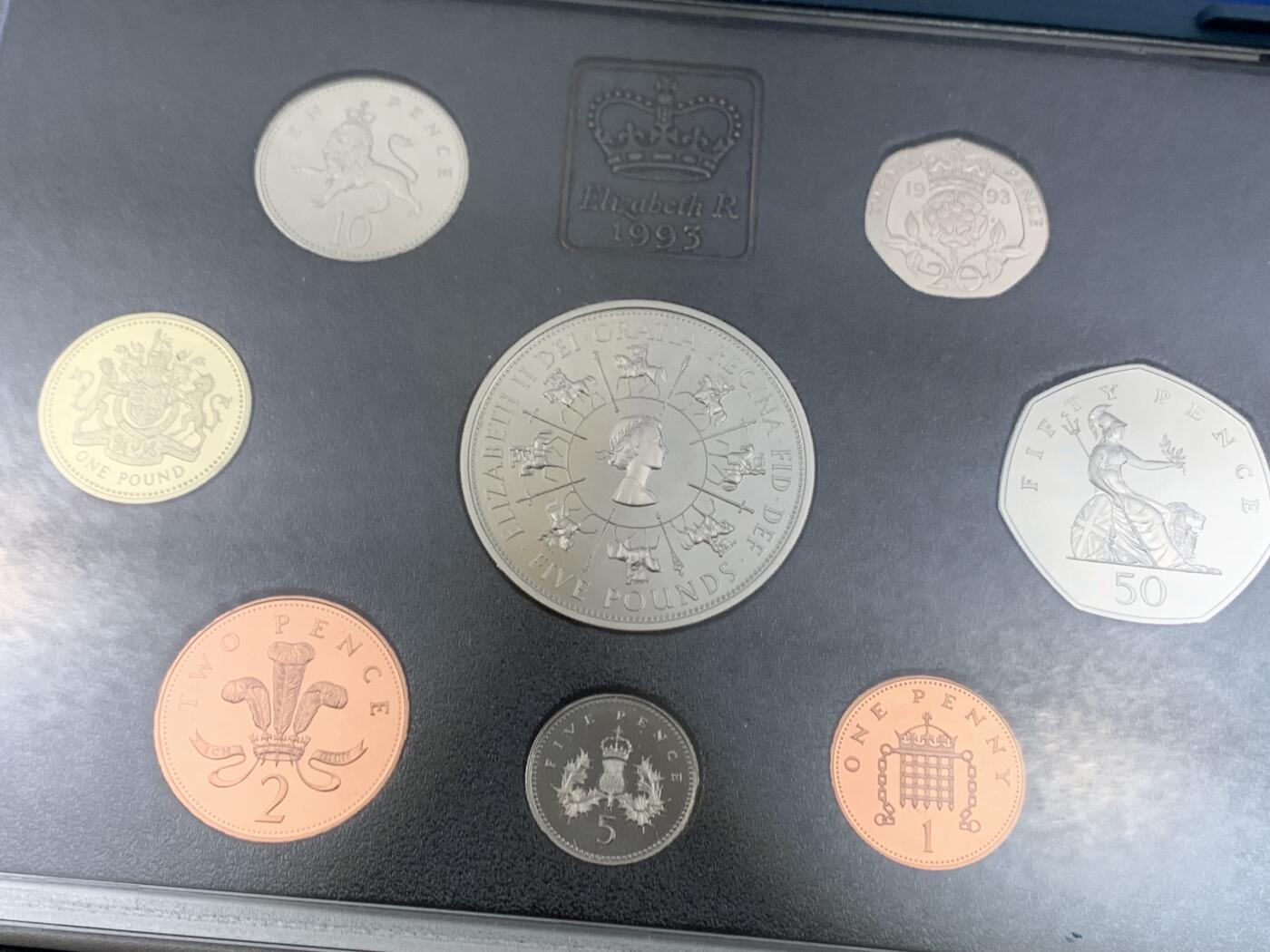 《竞宝斋》第445场 周日，周一，2场连拍 （全场包邮） 英国1993年精制套币，带5英镑克朗精制纪念币，盒证齐全，品相好，漂亮蓝色盒。