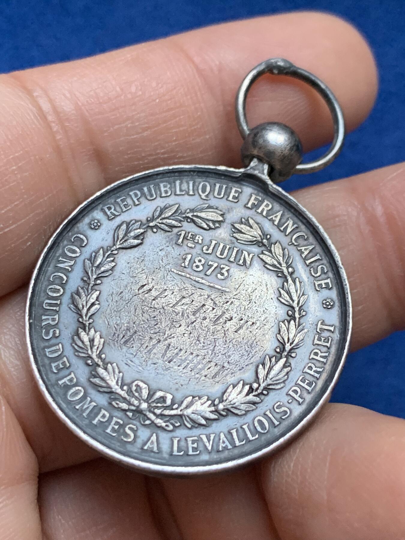 《竞宝斋》第445场 周日，周一，2场连拍 （全场包邮） 法国勒瓦卢瓦-佩雷消防泵比赛银章 带环重约17克 32.3mm 蜜蜂银标