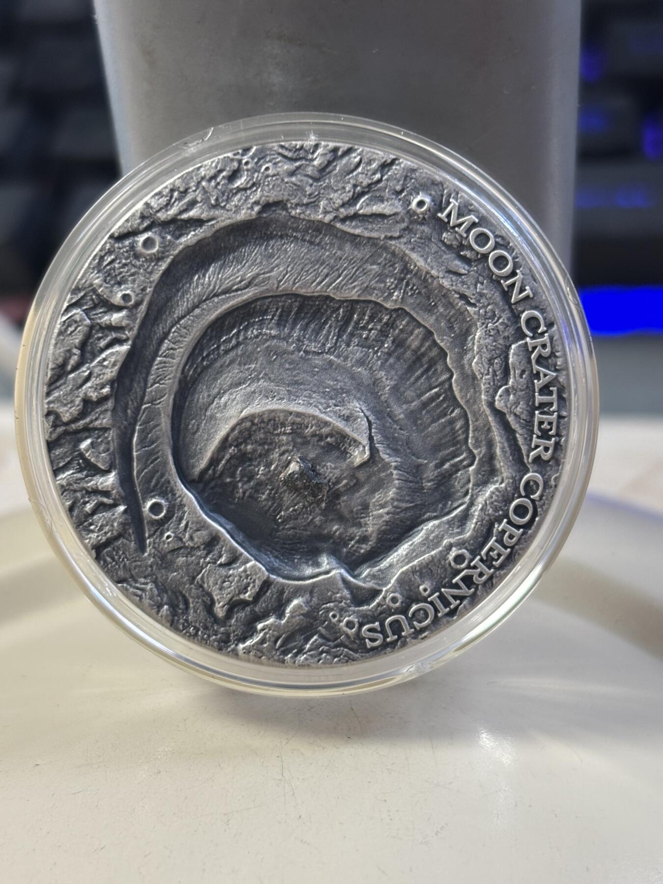 第185期拍卖 纽埃2019年宇宙星坑1哥白尼环形山镶月球陨石银币，999银，发行666枚