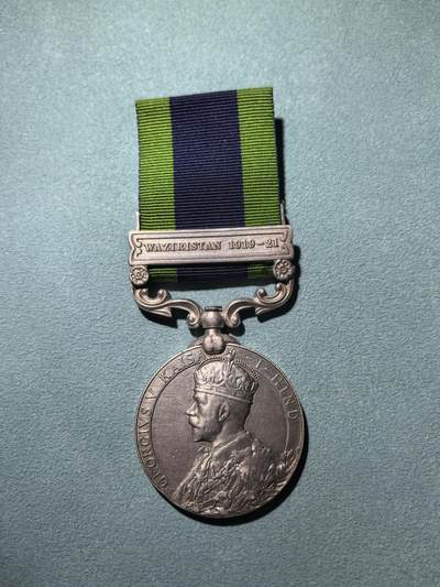 盛世勋华——号角文化勋章邮票专场拍卖第292期 - 英国乔治五世印度常规服役奖章 银制 带瓦济里斯坦1919-21条 带边铭，授予参与对阿富汗边境部落讨伐的英属印度军队，少见品种。瓦济里斯坦战役（1919-21）是英属印度军队在西北边境（今巴基斯坦部落地区）针对普什图部落的军事行动，属于第三次英阿战争的后续冲突‌