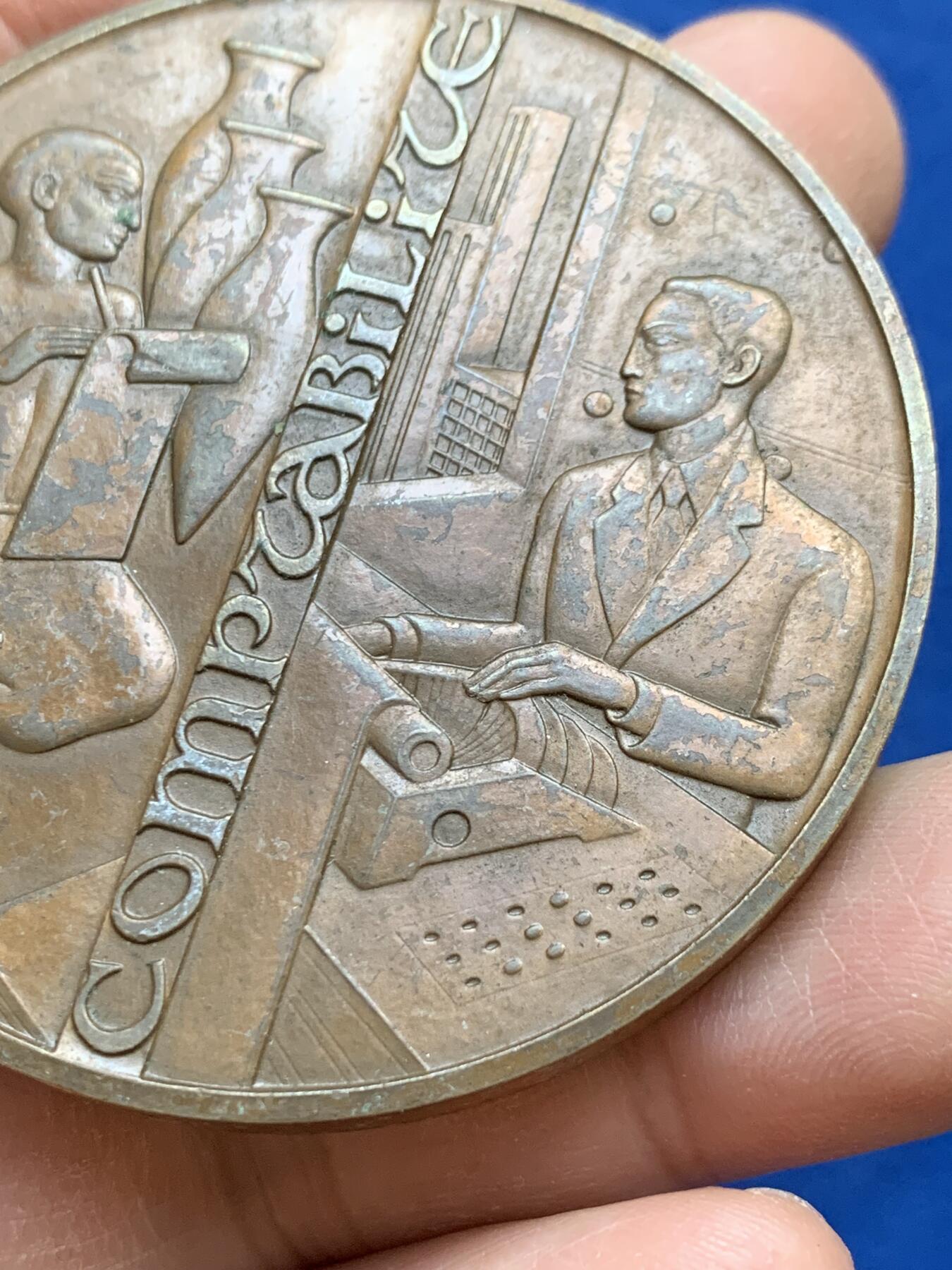 《竞宝斋》第445场 周日，周一，2场连拍 （全场包邮） 法国电子制造业大铜章 1979 丰饶角铜标 直径58.7mm 重量93.2g