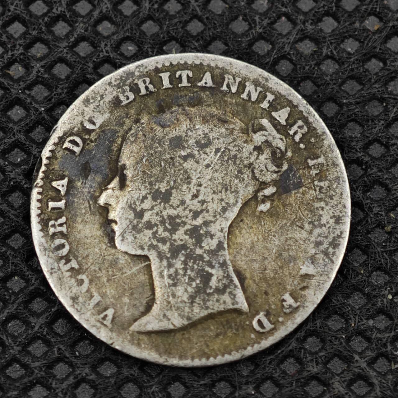 【淘币小摊】限时拍第八百二十四拍  小银币场  满百包邮可预留两周  周一统一发货    英国1860年维多利亚3便士银币