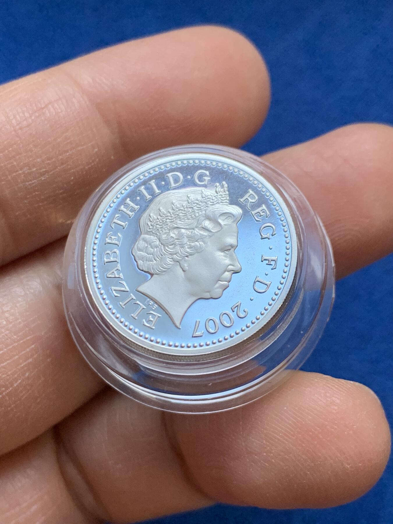 《竞宝斋》第445场 周日，周一，2场连拍 （全场包邮） 英国2007年盖茨黑德千禧桥一镑加厚银币 桥系列最后一枚英格兰盖茨黑德千禧桥 仅发行于加厚套币中 发行量5739枚 19克 925银