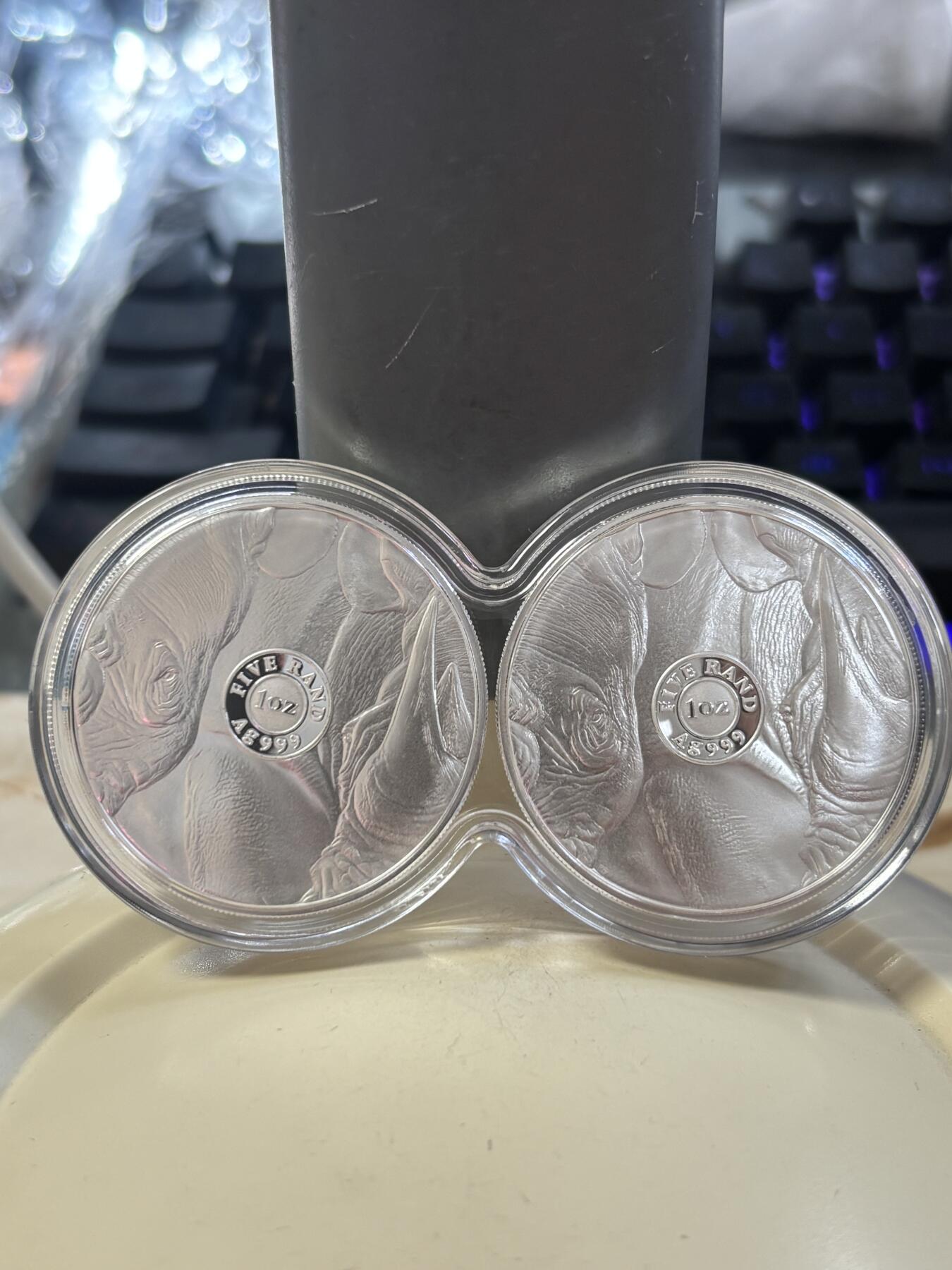 第185期拍卖 南非2022年非洲五霸系列犀牛5兰特精制纪念银币2枚套，999银，1盎司*2，发行1000套