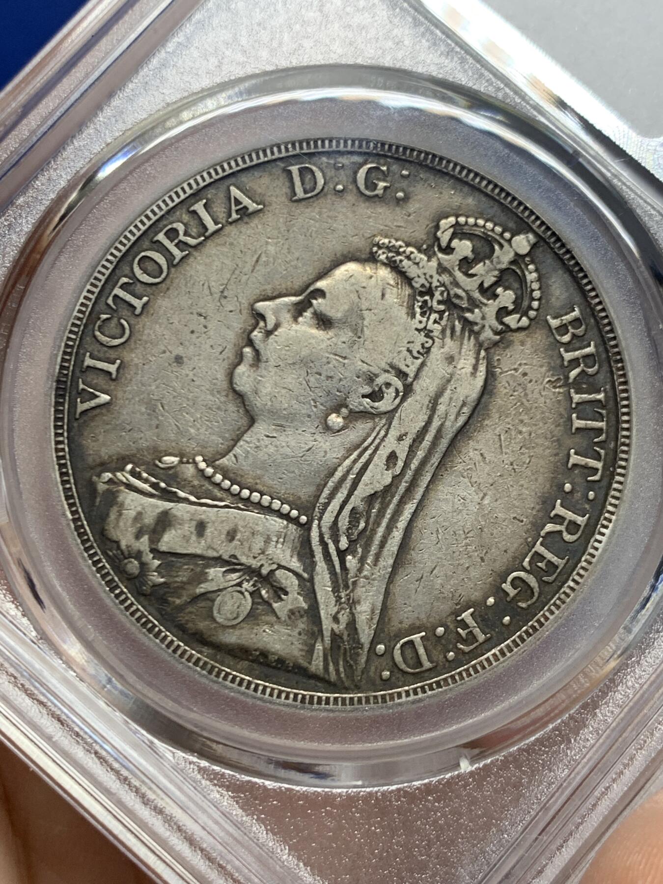 《竞宝斋》第445场 周日，周一，2场连拍 （全场包邮） 英国 1889年 维多利亚女王 高冠 马剑克朗大银币 原味状态 迷人深黑包浆