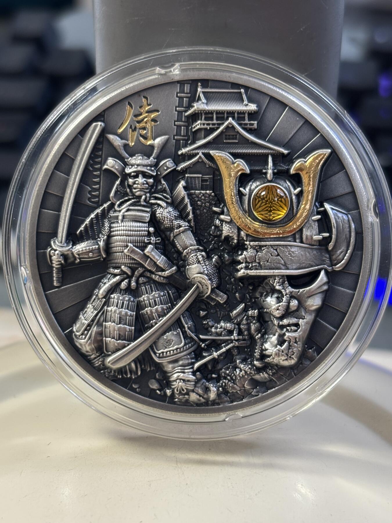 第185期拍卖 纽埃2019年勇士系列1日本武士2盎司镶嵌琥珀银币，999银，发行500枚