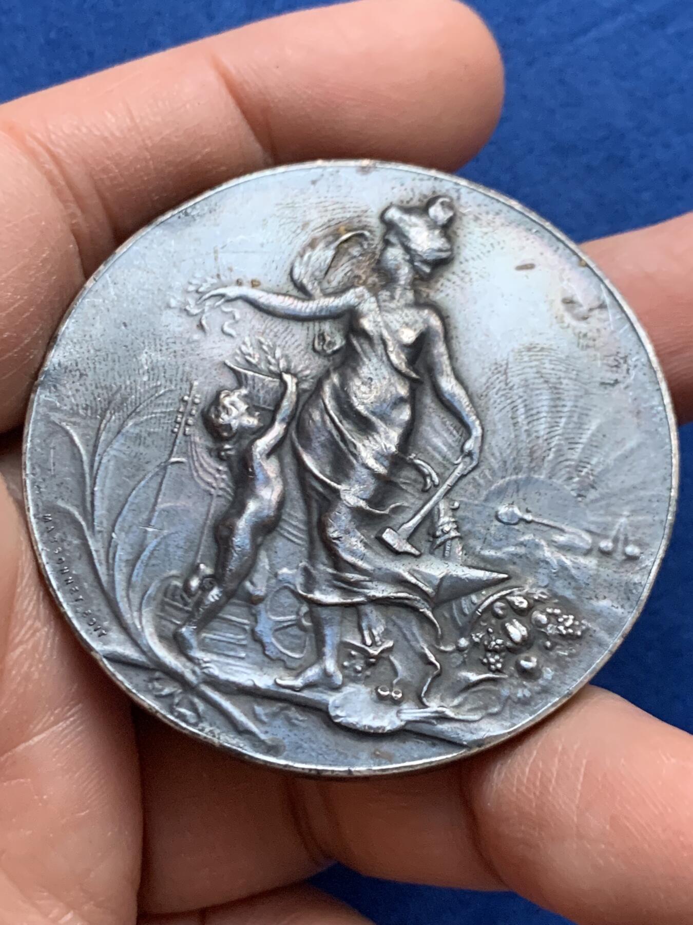 《竞宝斋》第445场 周日，周一，2场连拍 （全场包邮） 法国巴黎艺术展银章 57.6克 50.3mm 950银 银标边铭 带盒 