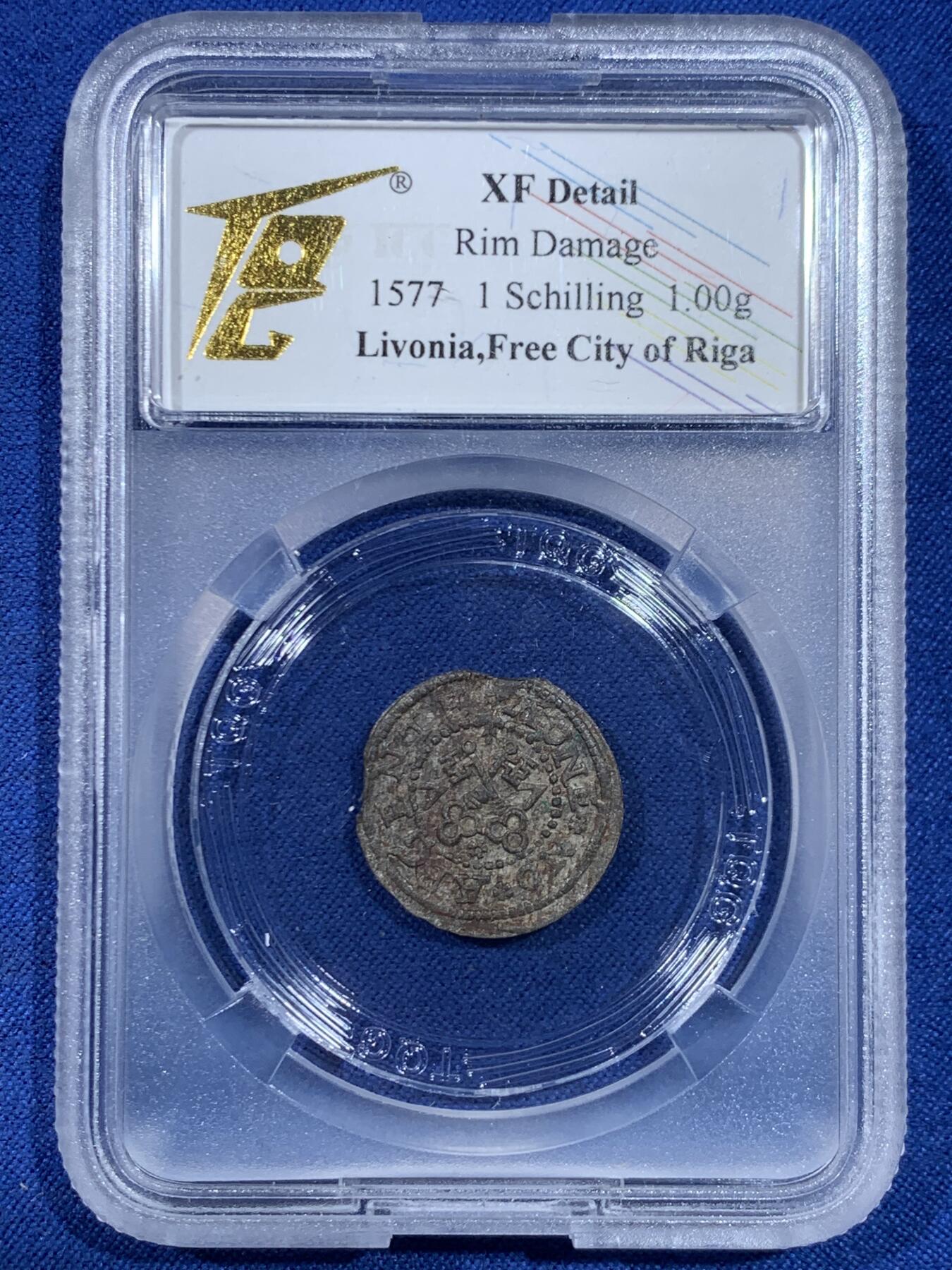 《竞宝斋》第445场 周日，周一，2场连拍 （全场包邮） TQG XFD 利沃尼亚骑士团（宝剑骑士团） 里加自由城 1577年 1先令 银币 骑士团银币 400多年前的钱币 细节良好 背面城堡图清晰可见 少见品种