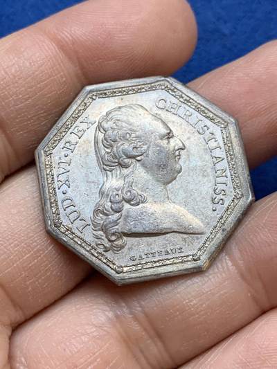 《竞宝斋》第445场 周日，周一，2场连拍 （全场包邮） - 法国17XX年路易十六皇家宝藏八角银质代币，背面花纹组成皇家纹章，原铸无边铭，31.5mm，12.15克