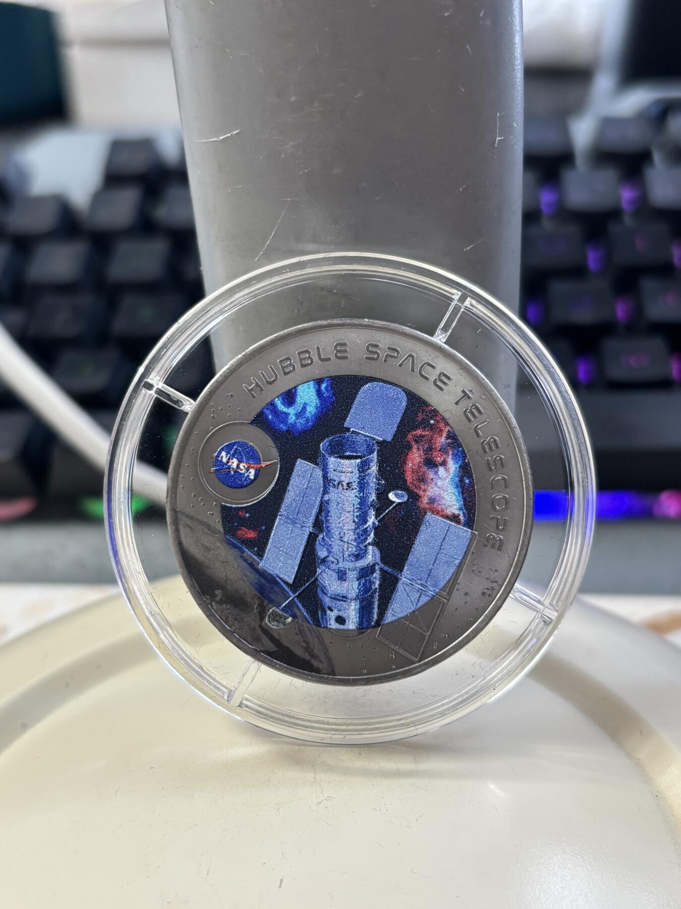 第185期拍卖 斐济2022年哈勃望远镜彩色钛金属纪念币，塑料盒有破