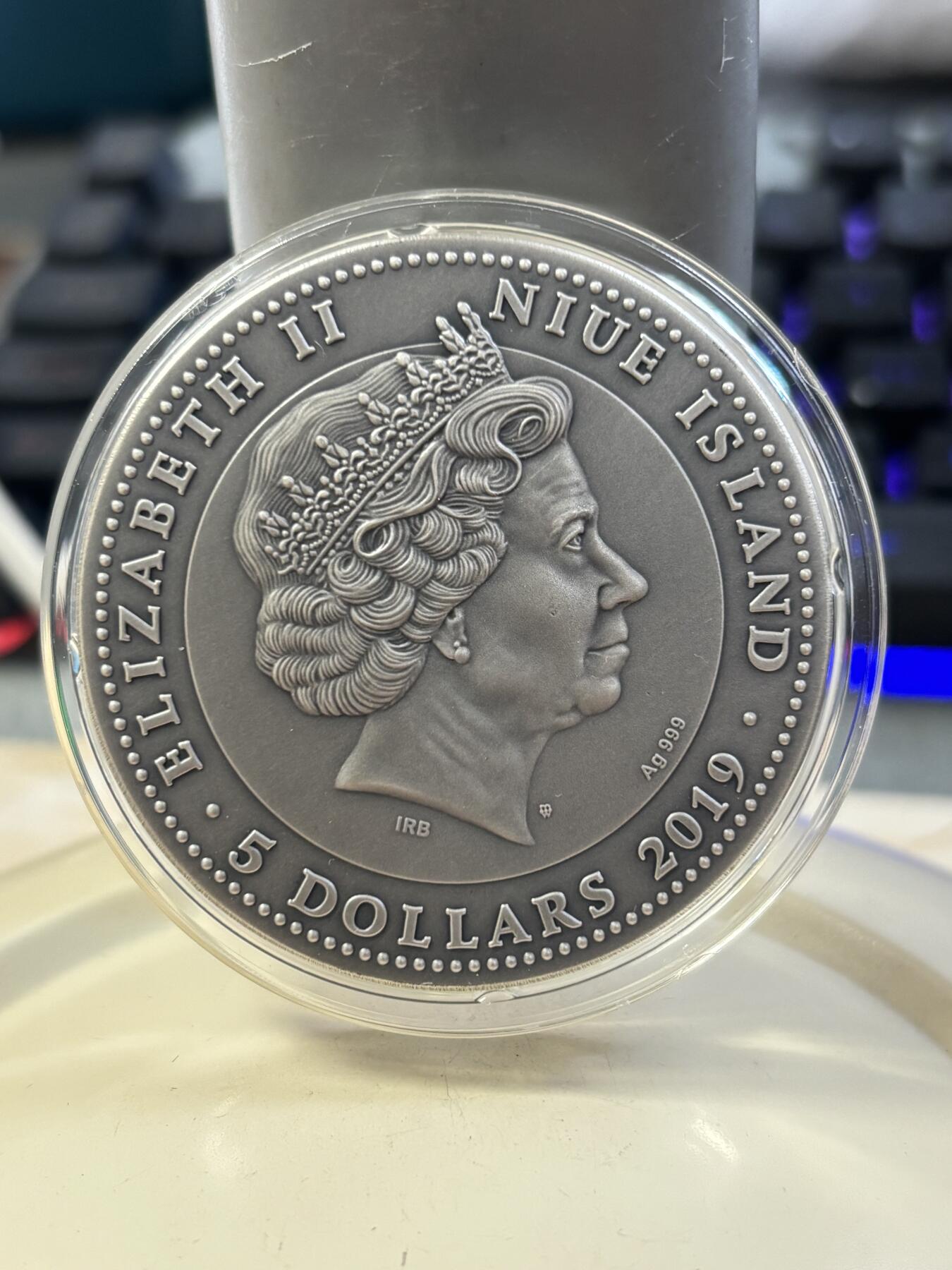 第185期拍卖 纽埃2019年勇士系列1日本武士2盎司镶嵌琥珀银币，999银，发行500枚