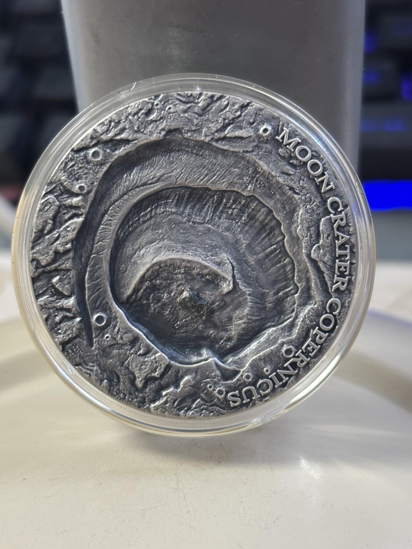 第185期拍卖 纽埃2019年宇宙星坑1哥白尼环形山镶月球陨石银币，999银，发行666枚