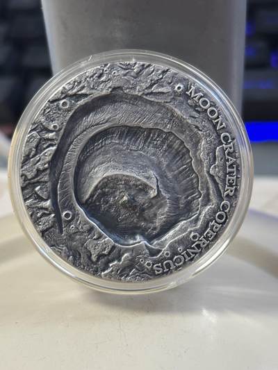 第185期拍卖 - 纽埃2019年宇宙星坑1哥白尼环形山镶月球陨石银币，999银，发行666枚