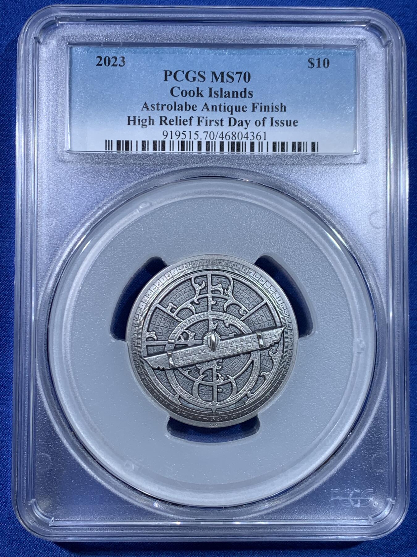 《竞宝斋》第445场 周日，周一，2场连拍 （全场包邮） PCGS MS70 库克群岛2023年历史仪器星盘2盎司高浮雕银币，直径45毫米加厚，铸造量1500枚，含纯银2盎司，仿古工艺处理，超立体高浮雕纪念银币，表面铸造非常精密，刻度如同真的仪器。状态一流，冠军分。2024克劳斯世界硬币大奖赛最佳克朗币 加大加厚盒装
