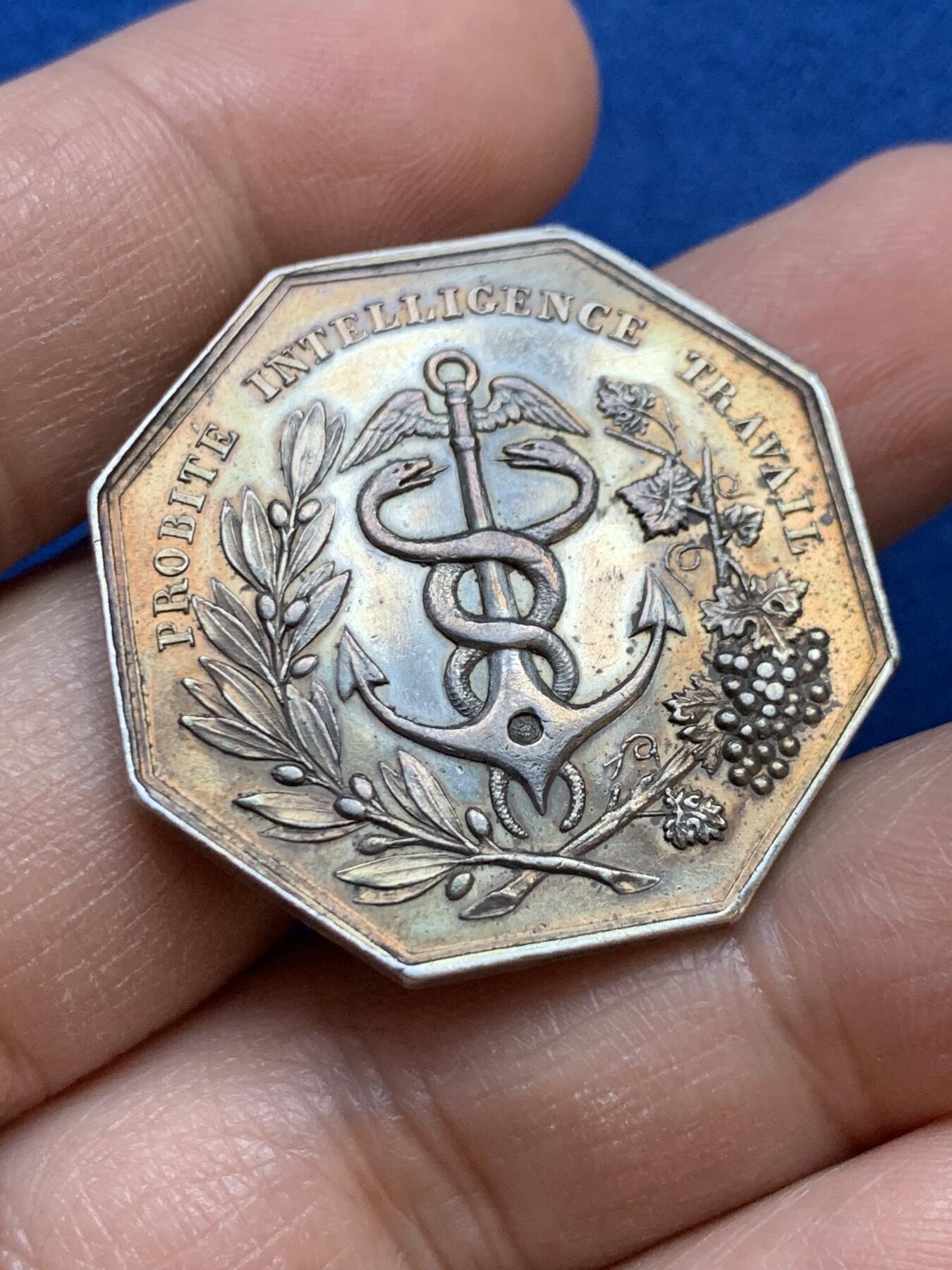 《竞宝斋》第445场 周日，周一，2场连拍 （全场包邮） 法国1860-1879年蒙彼利埃商会八角银质代币 正面小楼很精致，16.3克，33.5mm，蜜蜂银标。