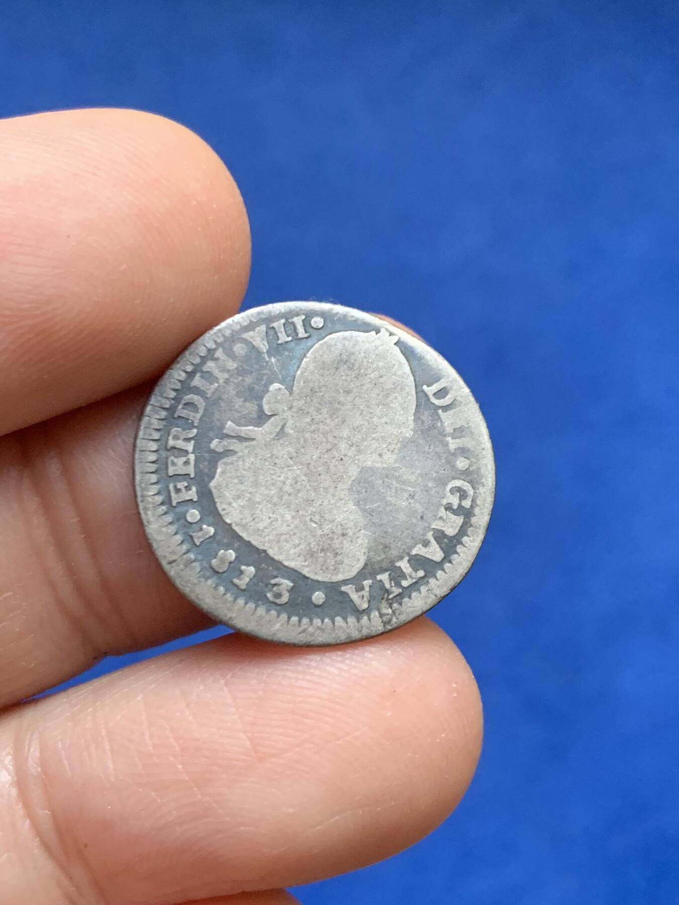 《竞宝斋》第446场 周日，周一，2场连拍 （全场包邮） 西属智利1813年卡四像1雷亚尔双柱银币，小面值较少，成色还可以，智利数量比墨西哥、秘鲁、玻利维亚、危地马拉少一些，双柱易得智利难求