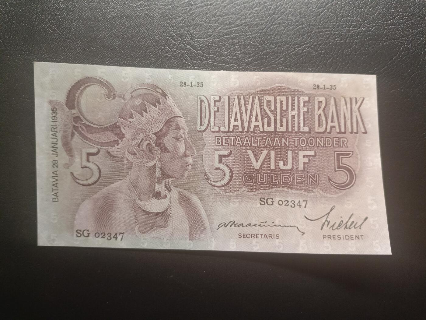 2025十二月第二期，总207期 荷属东印度（现印度尼西亚）1935年5盾AUNC，民族服饰和四文告示，少见早期年份