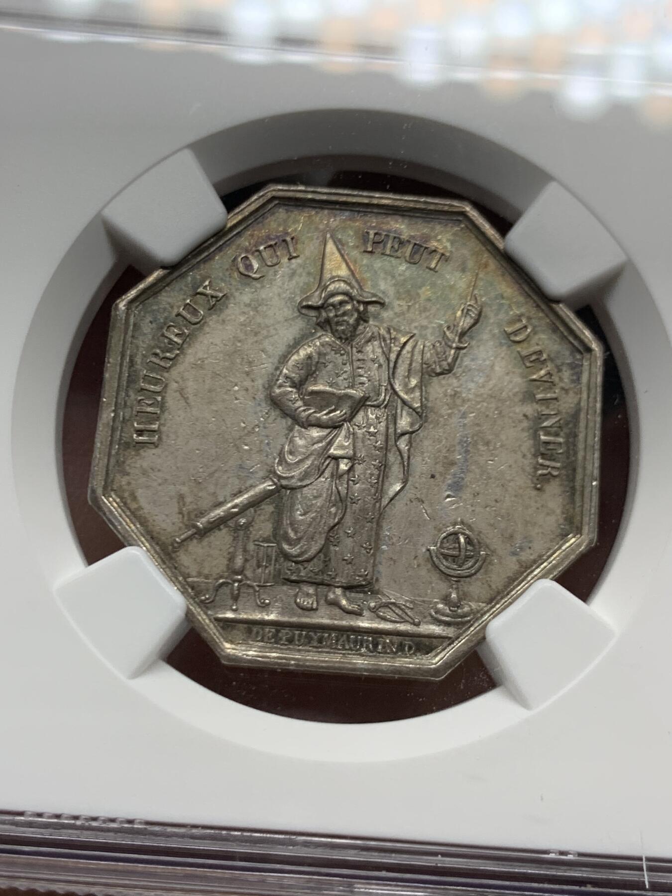 《竞宝斋》第446场 周日，周一，2场连拍 （全场包邮） NGC MS61 罕见魔术师及双海妖银质八角代币，早期无边铭。出分不易值得收藏，铭文：“害怕虚荣的快乐带来的欺骗性诱惑”＆“能猜出答案的人是幸福的”