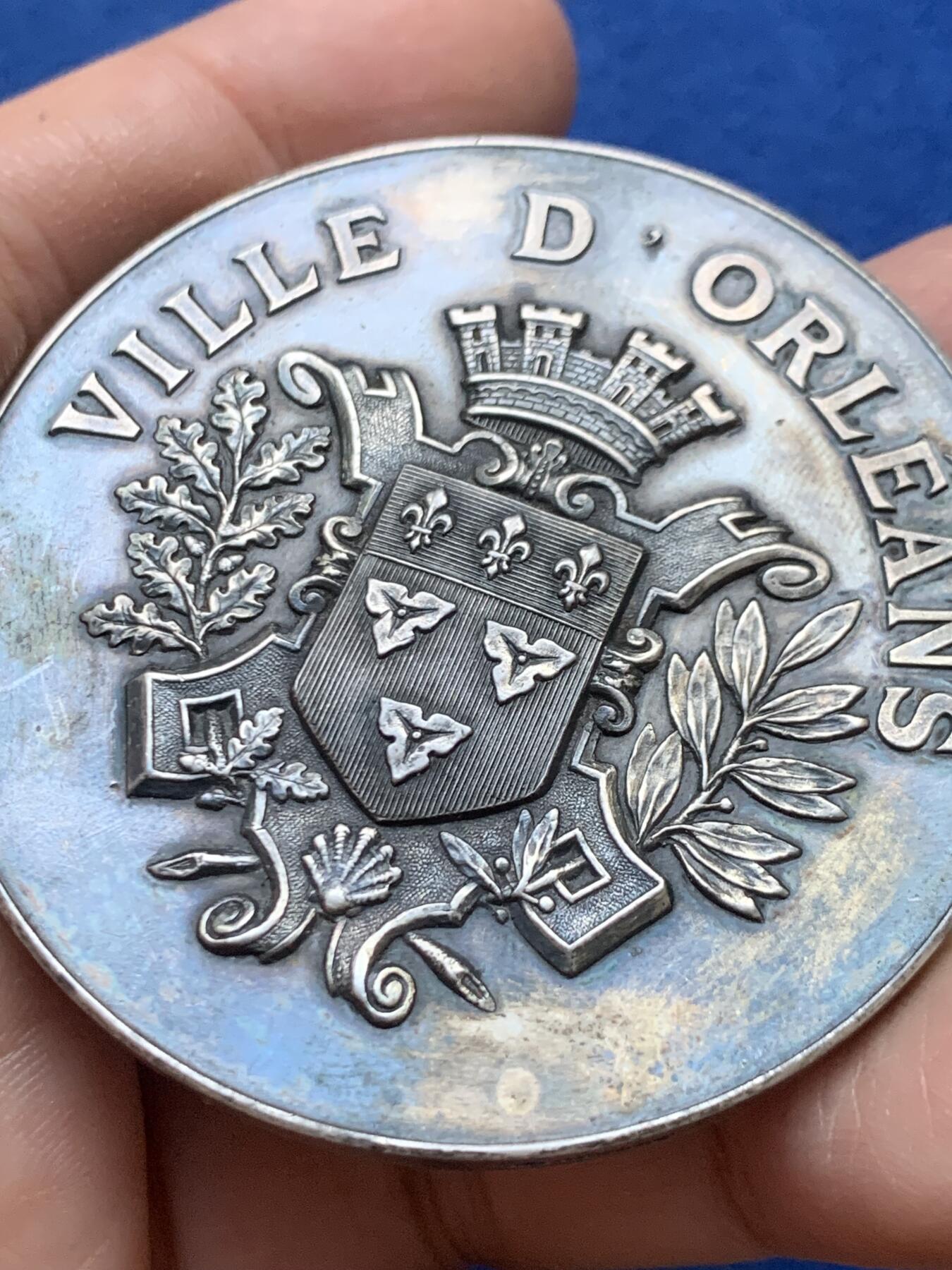 《竞宝斋》第446场 周日，周一，2场连拍 （全场包邮） 法国1894年奥尔良市工业博览会大银章 丰饶角银标 83.6克 56.5mm