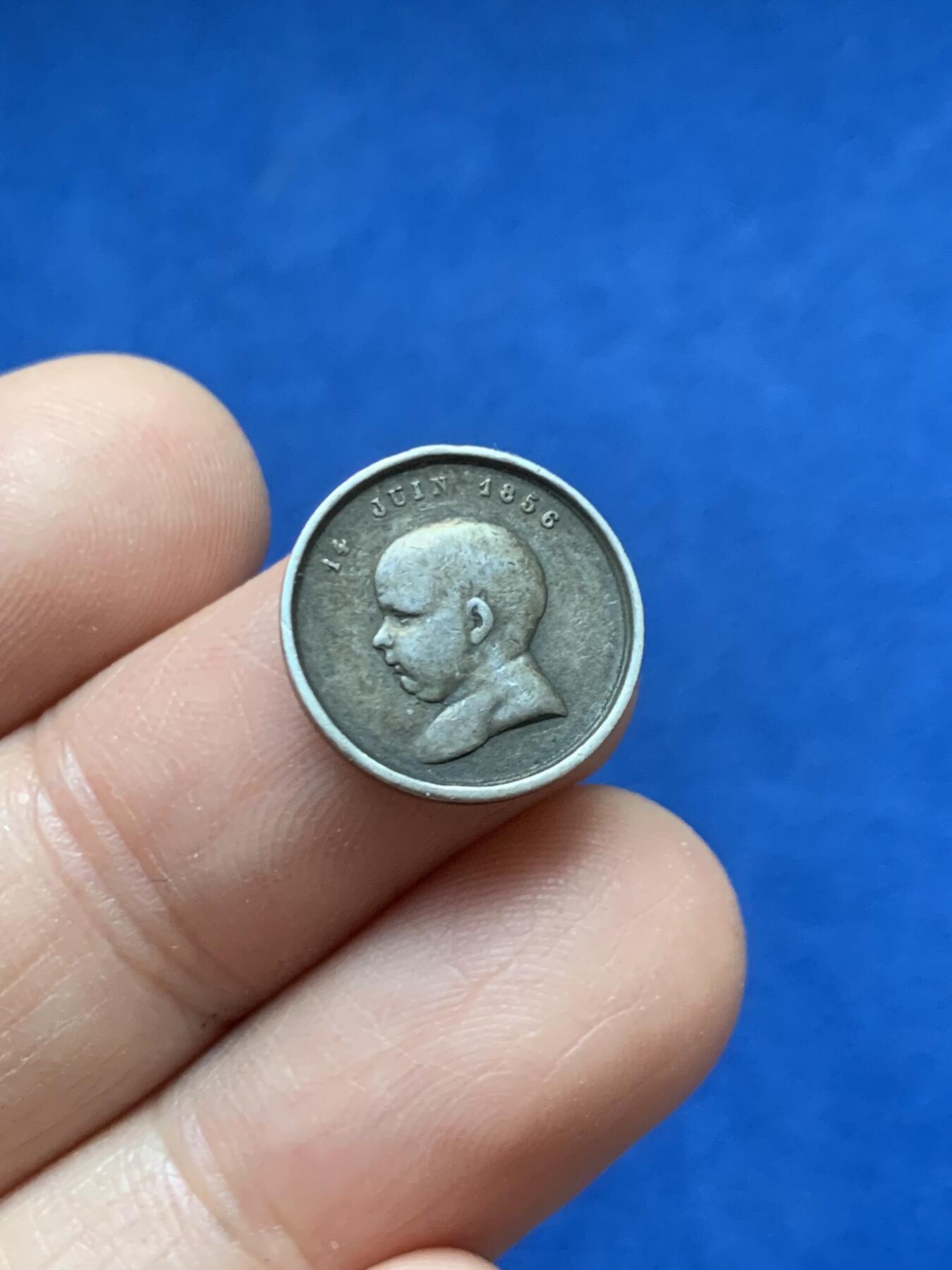 《竞宝斋》第446场 周日，周一，2场连拍 （全场包邮） 法国拿破仑四世出生纪念小银章 1.85克 15.8mm 边缘有吊环痕迹