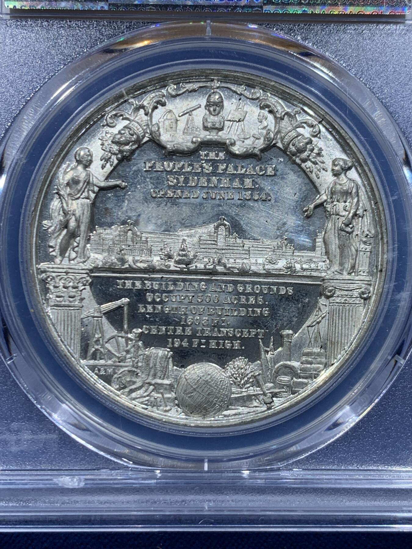 《竞宝斋》第446场 周日，周一，2场连拍 （全场包邮） 唯一冠军分，PCGS SP63 英国1854年水晶宫开放纪念章，WM材质保存不易历经170年能有如此品相堪称奇迹，双面高浮雕工艺精雕细琢，细节丰富到令人惊叹