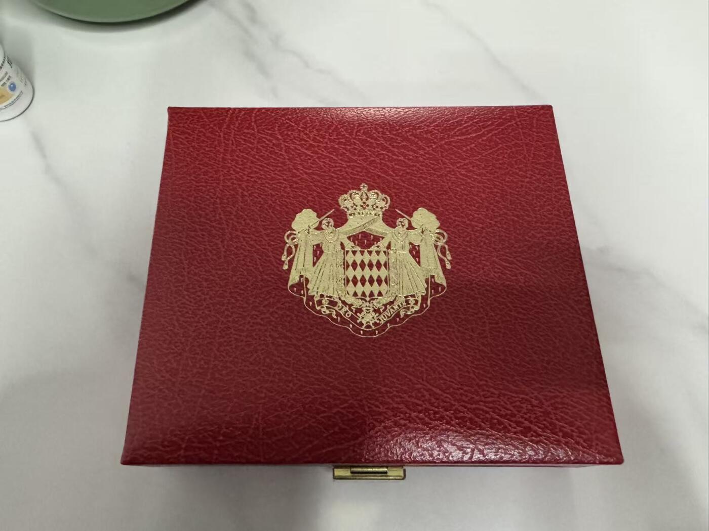 《外钞收藏家》第五百九十二期（精选场）（本平台长期征集拍品、欢迎藏友们联系合作） 摩纳哥2004年官方发行精制欧元套币 带5欧元大银币！非常稀少！国外拍回！2009年不带5欧元大银币的都要3000多了！这套超级收藏性价比超高！