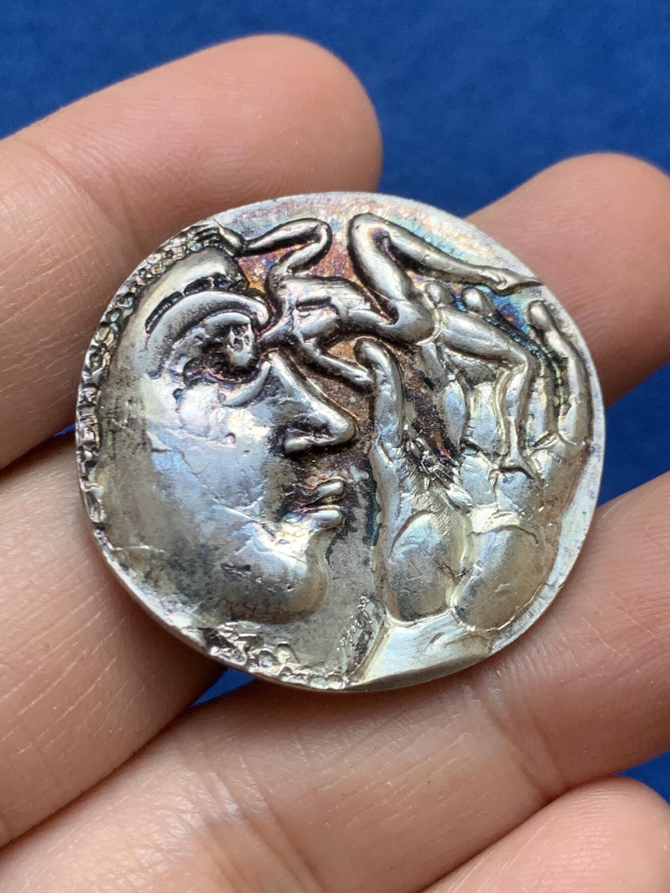 《竞宝斋》第446场 周日，周一，2场连拍 （全场包邮） 1973瑞士侨民代表大会银质奖章 汉斯·埃尼作品 表面浮雕极其精美，原始光泽，品相好，超现实设计，引人注目。34.5mm 24.2克 900银