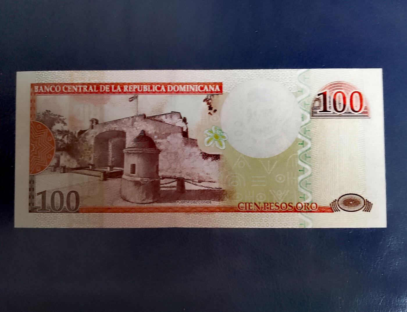 全新多米尼加共和国2014年100比索、2007年200比索靓品纸币2枚一对