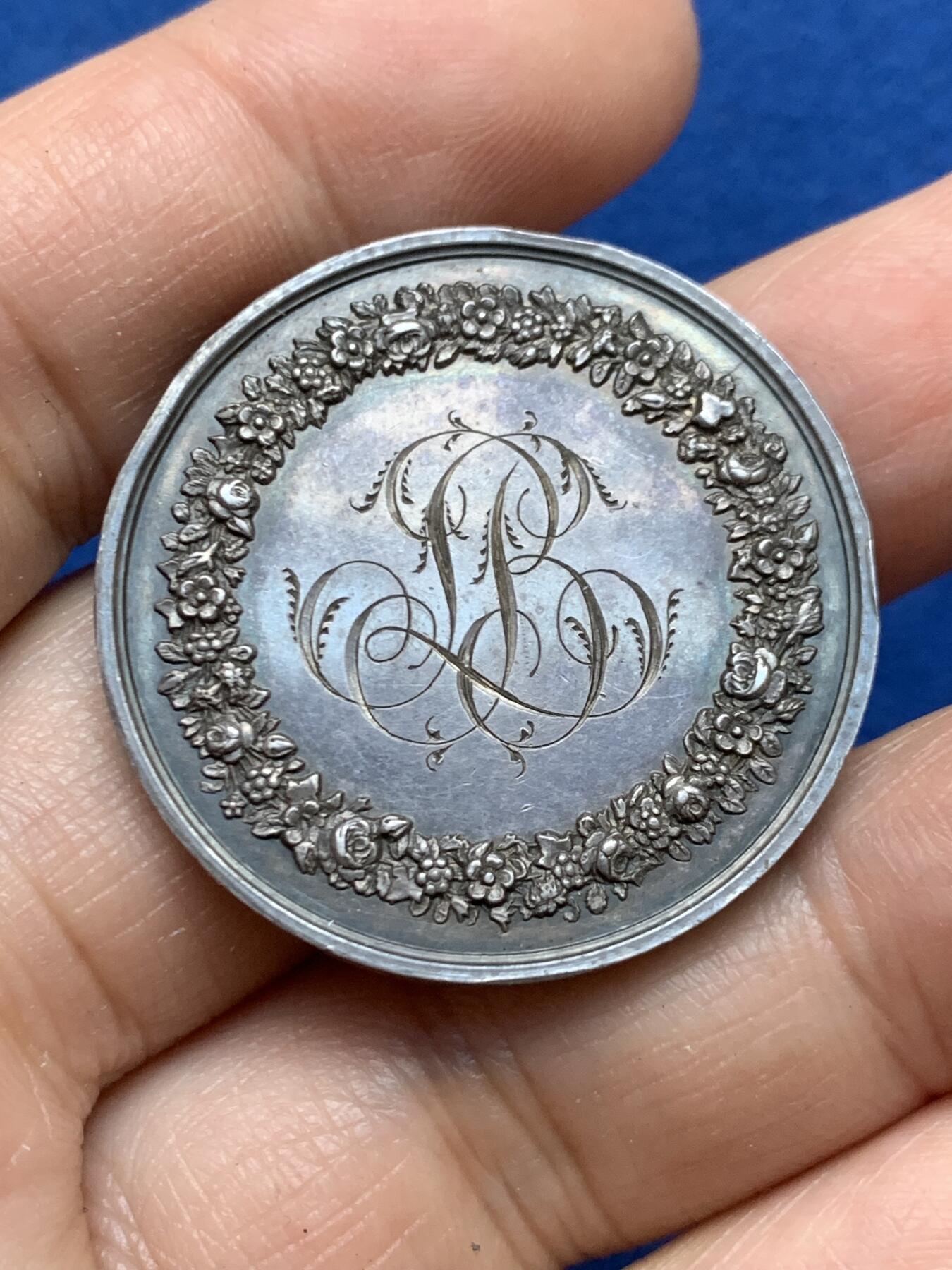 《竞宝斋》第446场 周日，周一，2场连拍 （全场包邮） 法国银质婚章 1863 手指银标边铭 18.25克 34.6mm 背面花体字漂亮