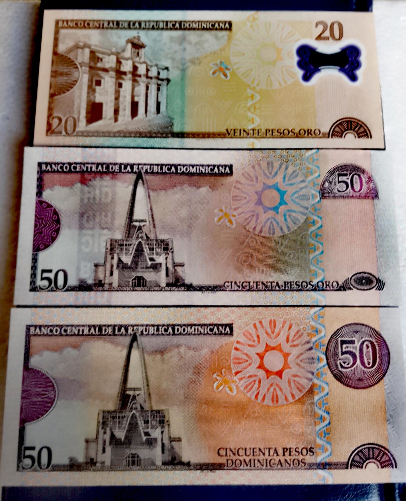 全新多米尼加共和国2009年20比索、2006、2011年50比索靓品纸币3枚一组
