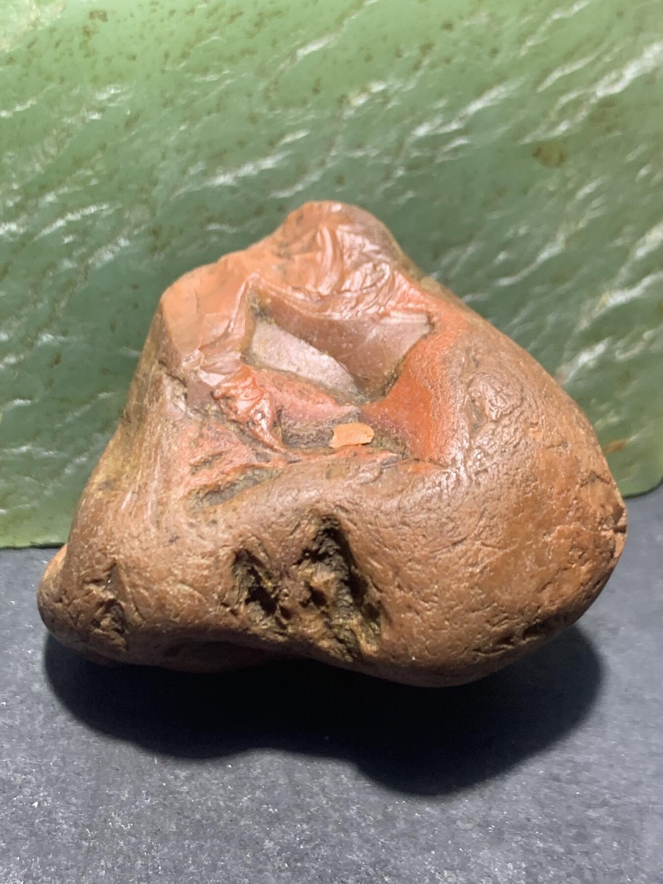 精美红皮开窗料柿子红南红玛瑙原石一颗，