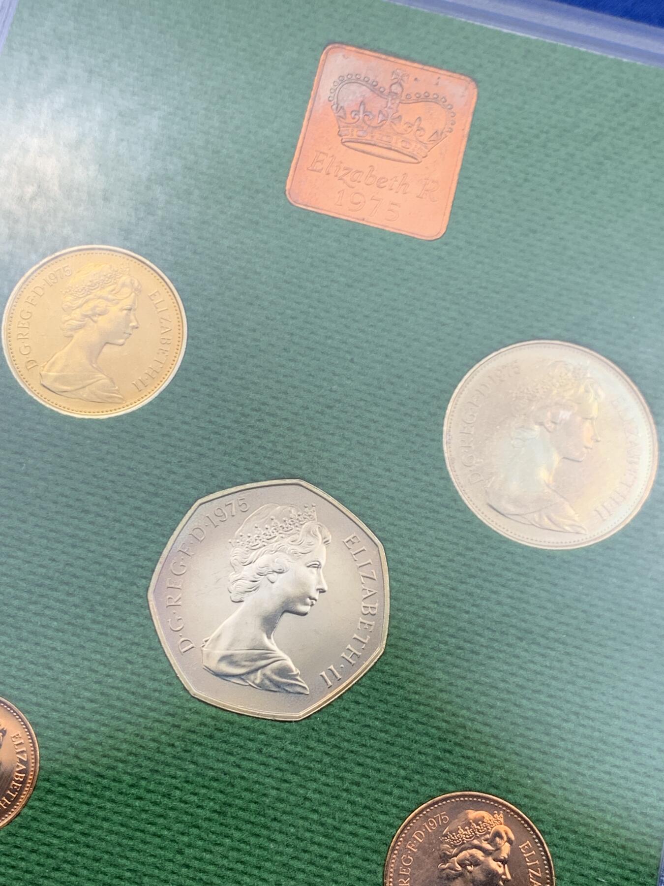 《竞宝斋》第446场 周日，周一，2场连拍 （全场包邮） 英国1975年精制套币 原装6枚币和1枚章 稀少 细节见图