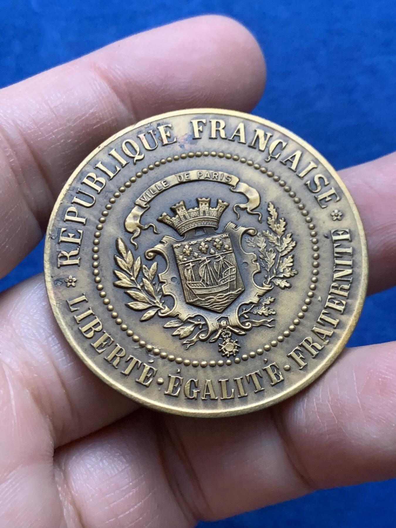 《竞宝斋》第446场 周日，周一，2场连拍 （全场包邮） 法国巴黎十八区慈善公署纪念铜章 27.3克 41.3mm 三角铜标 带盒