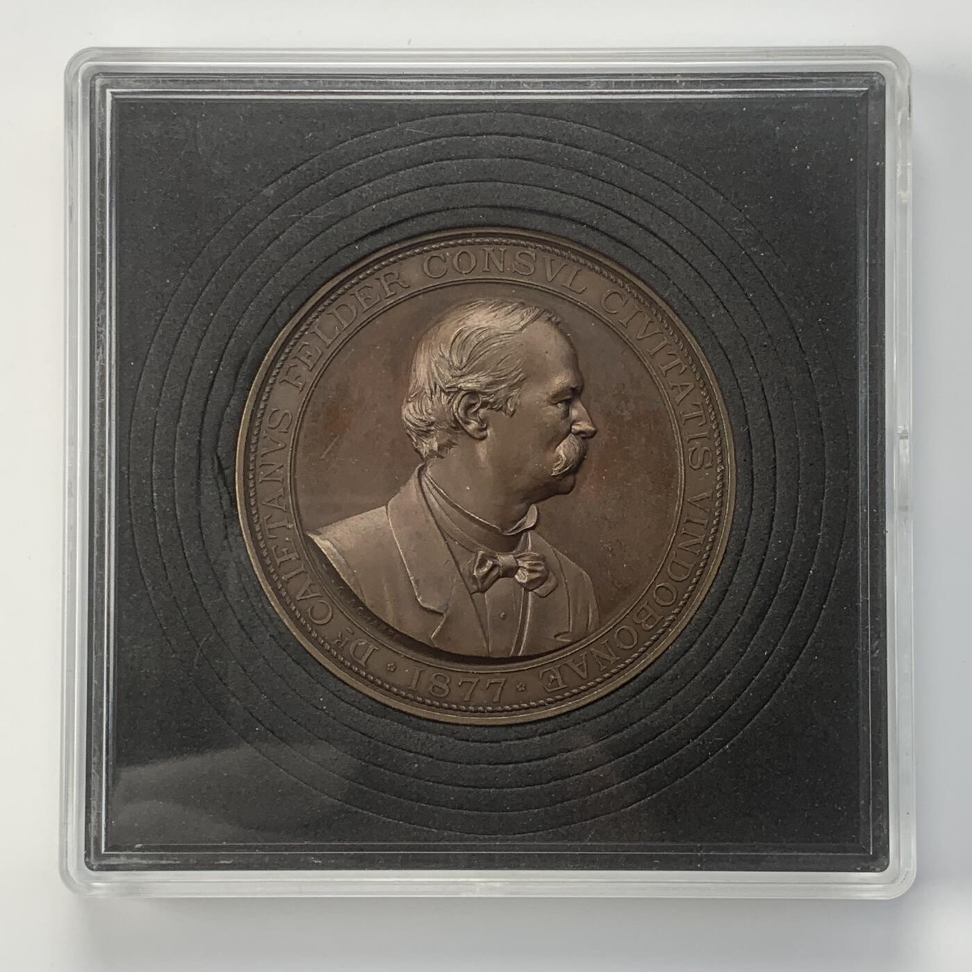 掌中浮雕-藏着的欧洲第045场 1877年奥地利 卡杰坦·冯·费尔德（Caietanus Felder）男爵再次当选维也纳市长纪念章，奥地利章牌艺术大师安东·沙夫（A.Scharff）设计作品，64mm，送合适的亚克力盒子