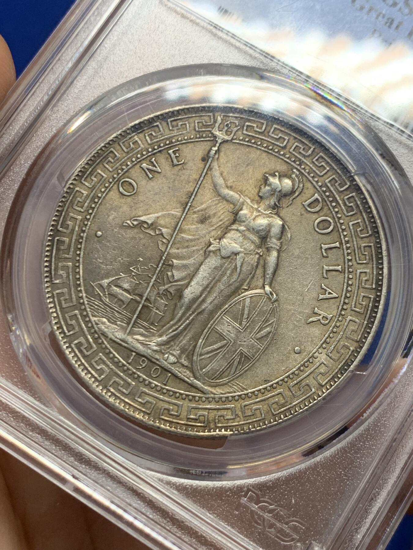 《竞宝斋》第446场 周日，周一，2场连拍 （全场包邮） PCGS MS62 英国1901年五彩站洋，原味深彩包浆，老味道，整体状态舒服，值得收藏！