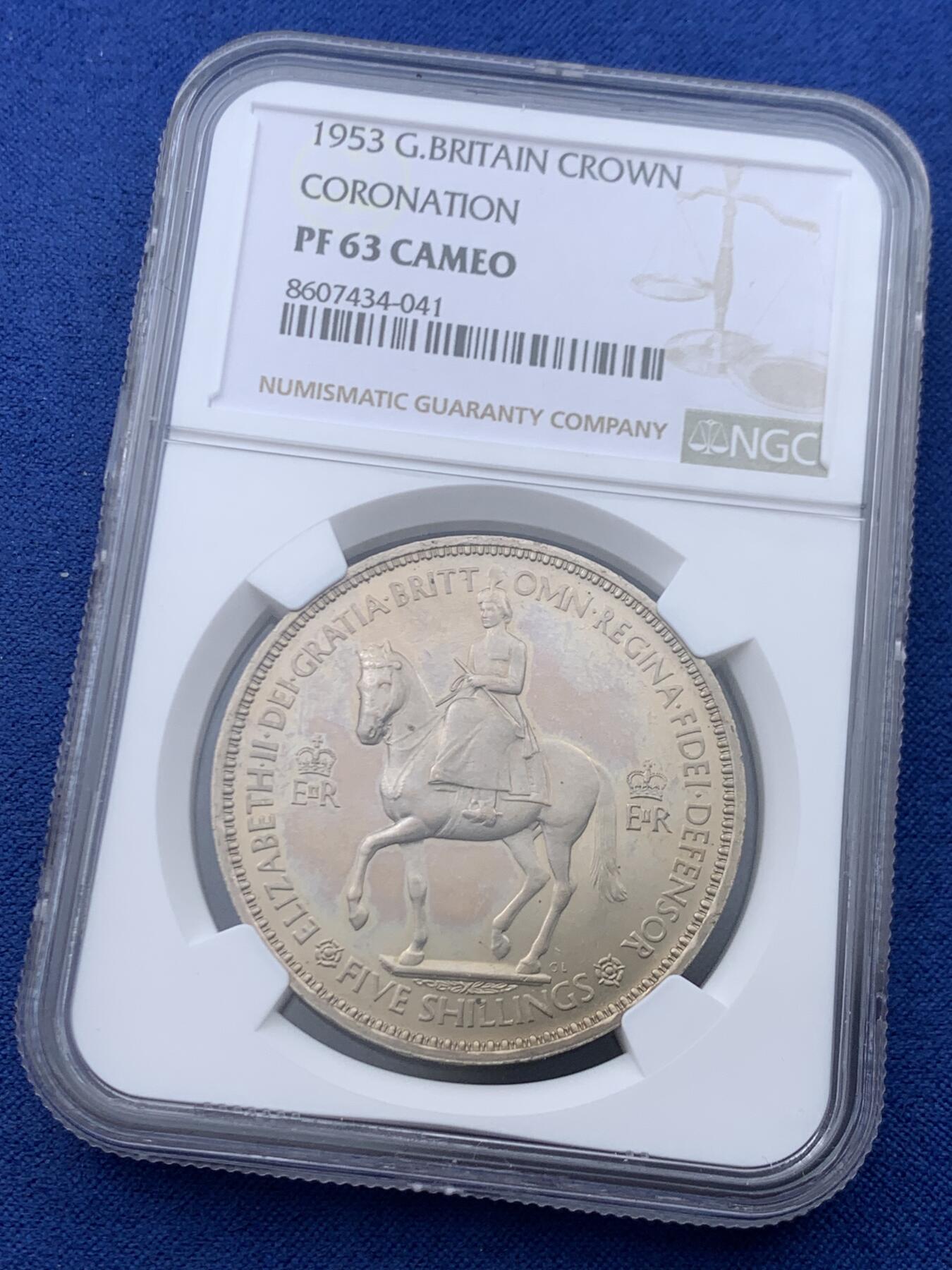 《竞宝斋》第446场 周日，周一，2场连拍 （全场包邮） NGC PF63CAMEO 英国1953年精制一克朗，经典热门登基年份品种，正面女王戎装骑马像，带有高浮雕效果