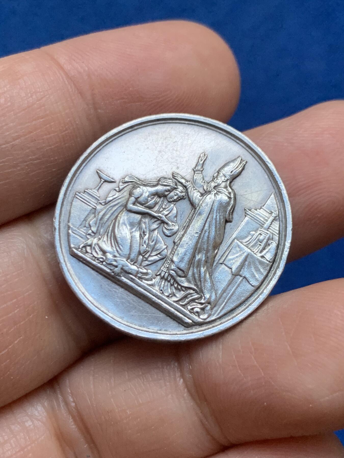 《竞宝斋》第446场 周日，周一，2场连拍 （全场包邮） 法国婚章 1866 银标边铭 9.85克 27.3mm 边铭周圈刻字 背面花体字