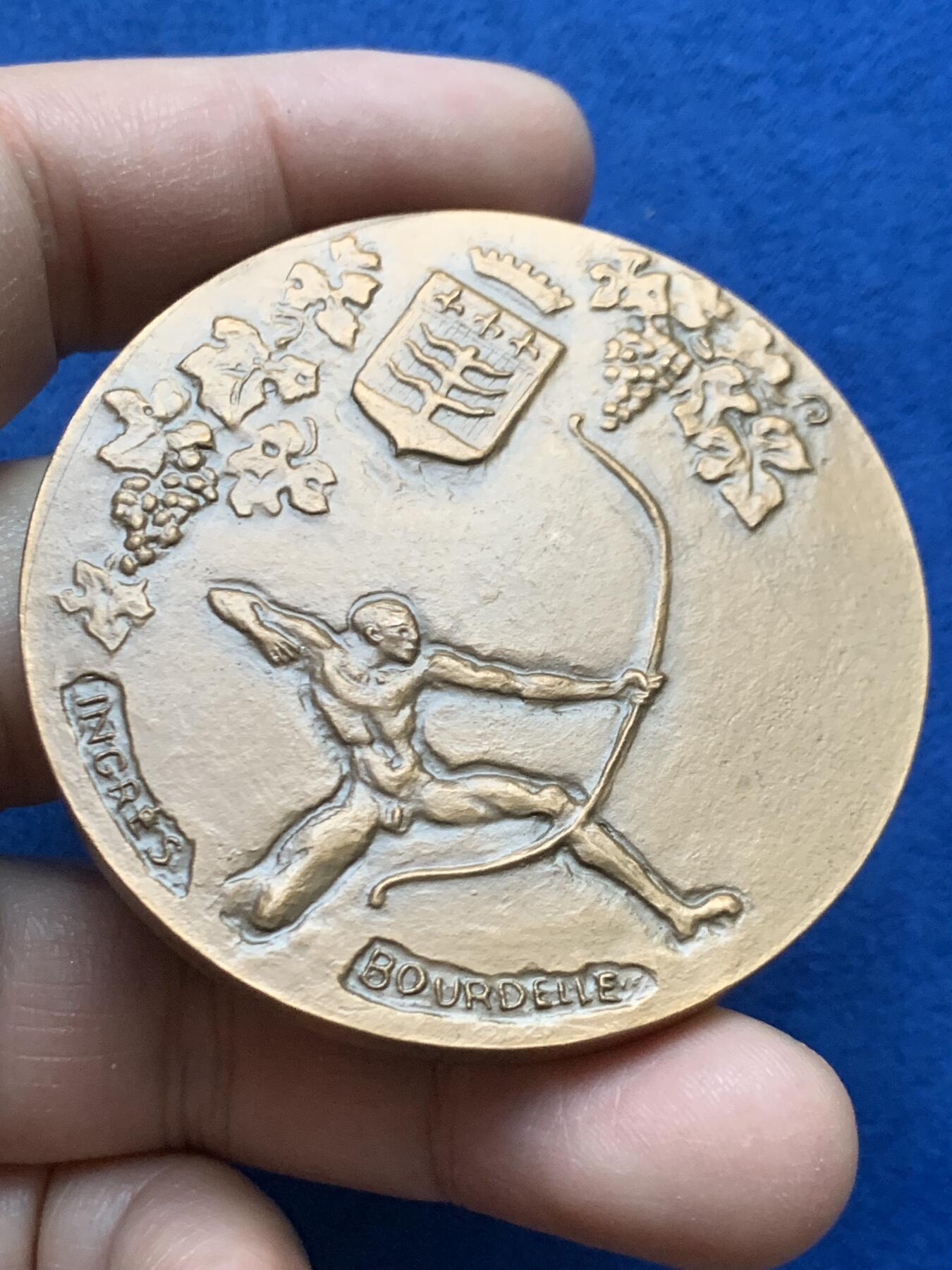 《竞宝斋》第446场 周日，周一，2场连拍 （全场包邮） 法国 蒙托邦 安格尔与布德尔城市纪念奖章 105.4克 58mm 1985 丰饶角铜标 带盒