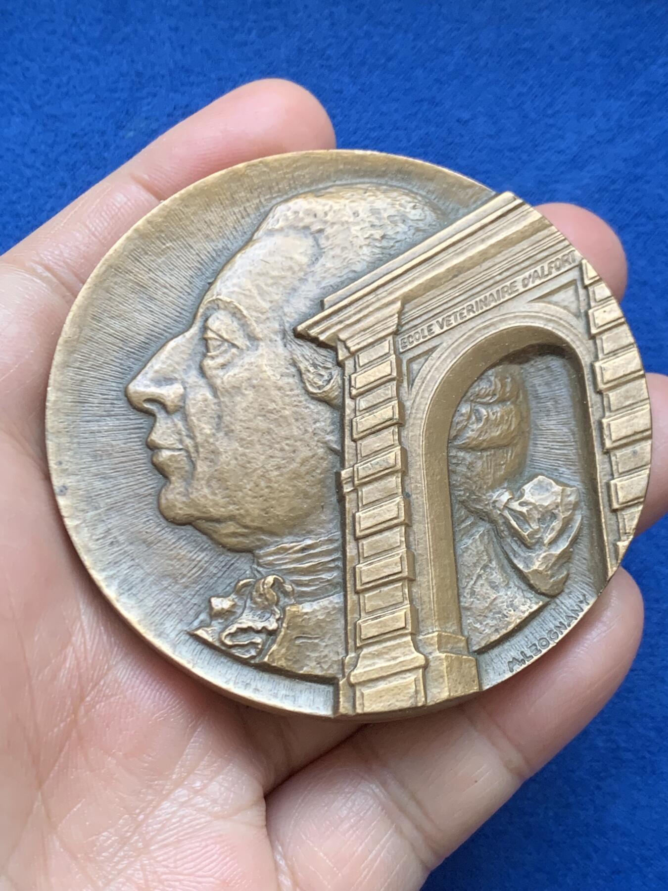 《竞宝斋》第446场 周日，周一，2场连拍 （全场包邮） 法国爱尔福特兽医学校200周年大铜章 1967 丰饶角铜标 直径67mm 重量169.3g