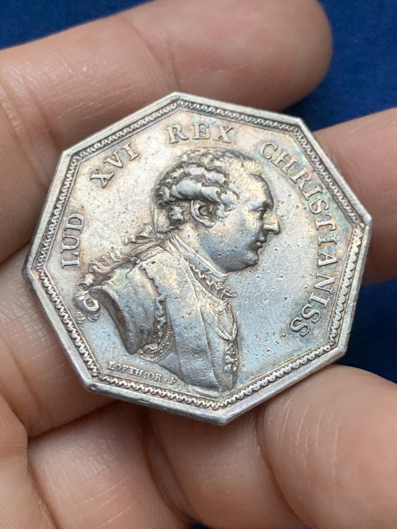 《竞宝斋》第446场 周日，周一，2场连拍 （全场包邮） 法国1779路易十六时期 皇家勋章 银质八角代币 14.9克 33.5mm 早期无边铭