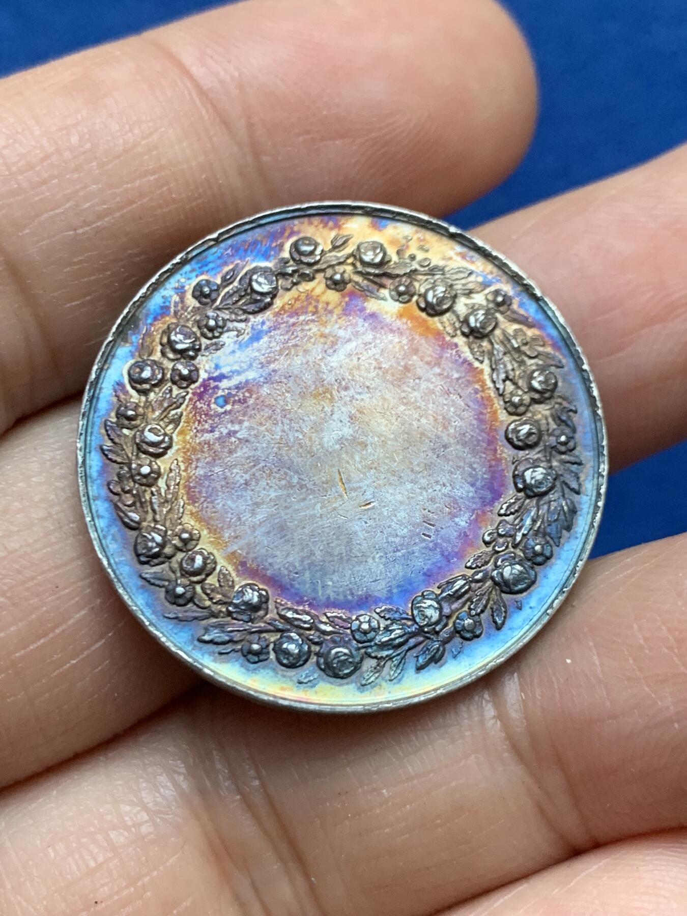 《竞宝斋》第446场 周日，周一，2场连拍 （全场包邮） 法国银质婚章 蜜蜂银标边铭 12.35克 30mm 背面无刻字