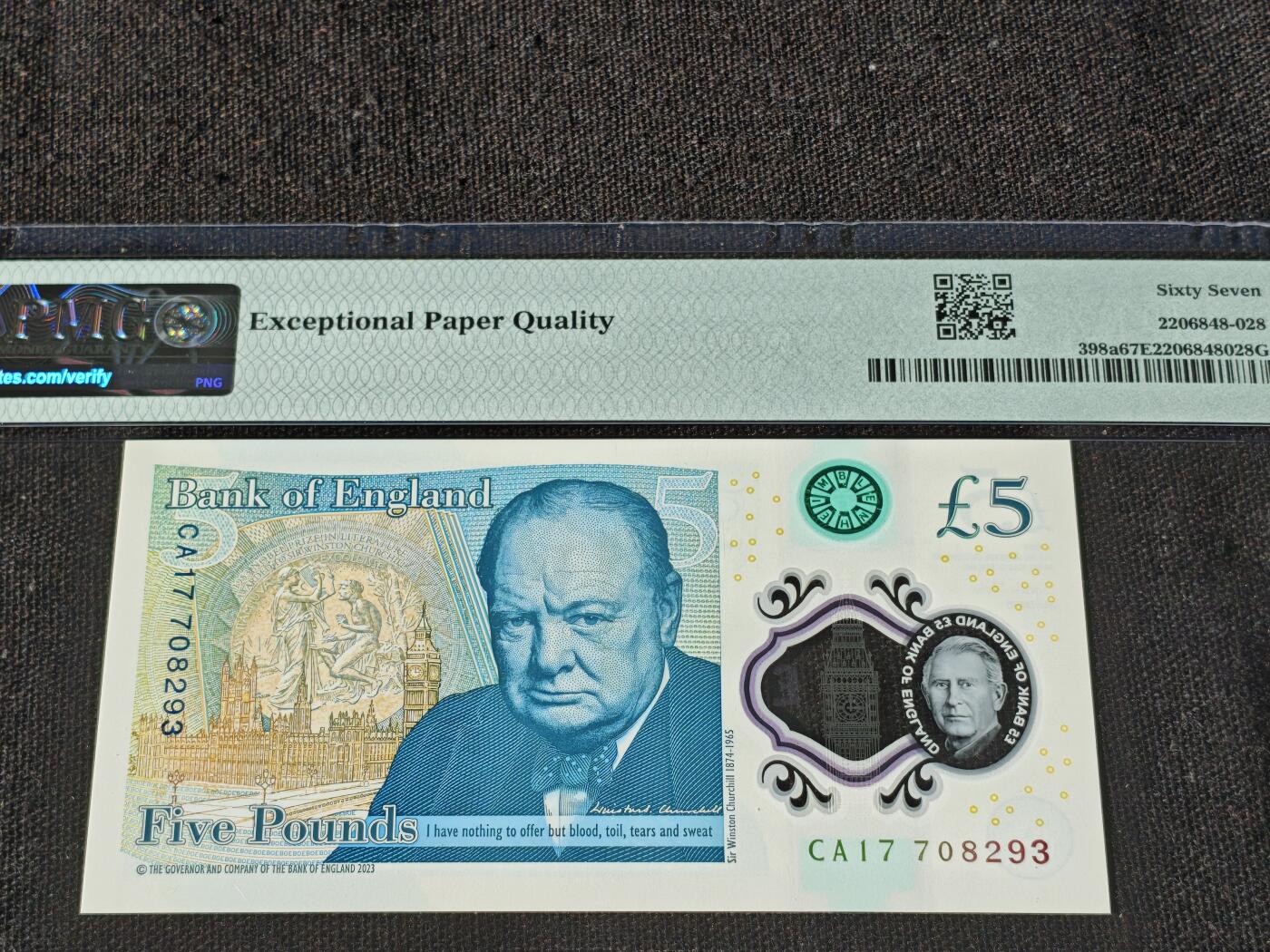 刘世昌艺术品销售中心～虎踞龙蟠*金杨在线联拍群第511期 英国2023年5镑（PMG 67E 号码：CA17 708293）1枚。