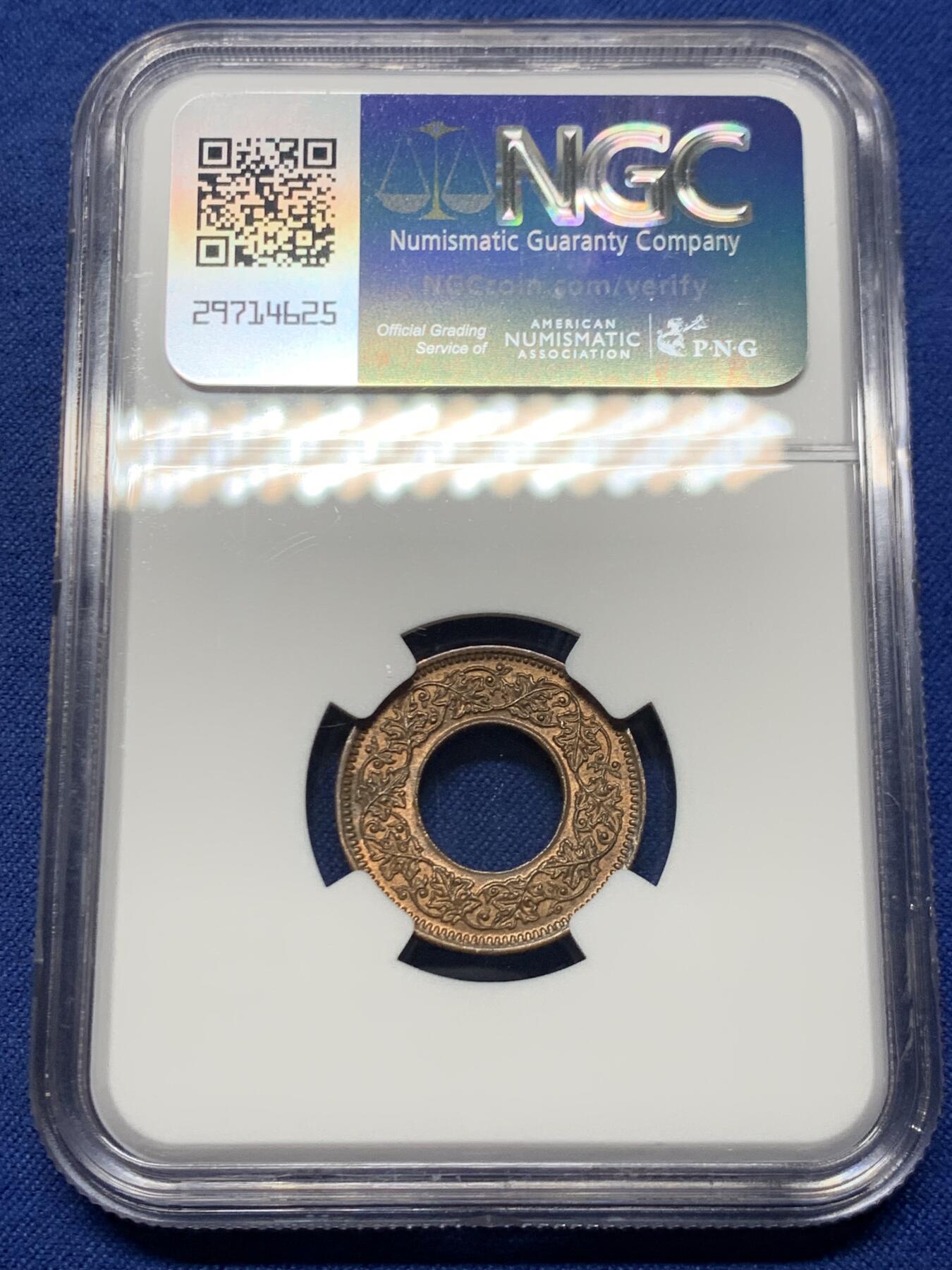《竞宝斋》第446场 周日，周一，2场连拍 （全场包邮） NGC MS64BN 印度1947年1派沙中孔小铜币，是英属印度的关门年份币，少见年份，当年印度即独立了，很有纪念意义的一枚，分数合格