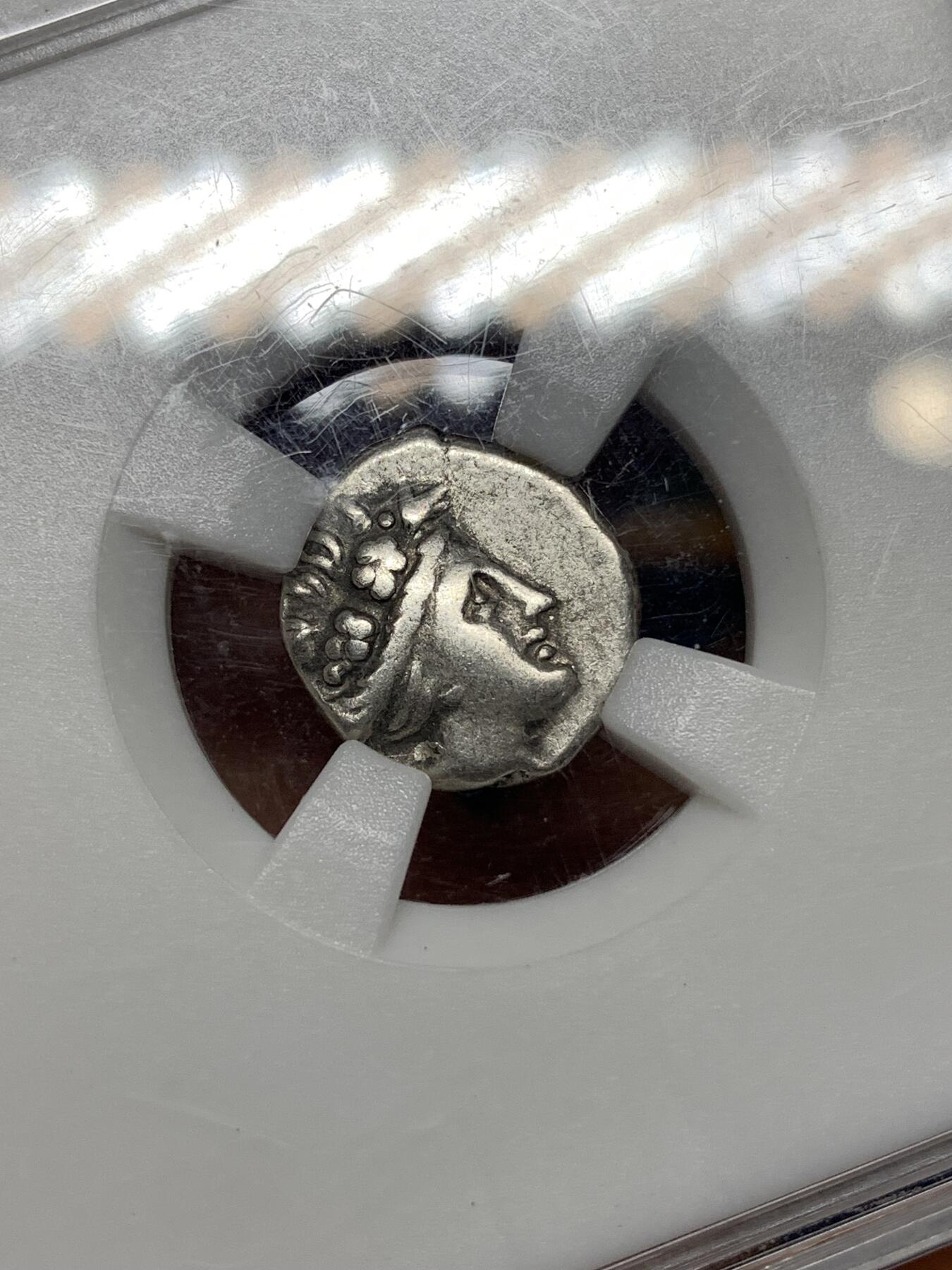 《竞宝斋》第446场 周日，周一，2场连拍 （全场包邮） 无名王评级 XF 古希腊尤卑亚岛 公元前3-2世纪 半德拉克马银币 背面宁芙仙女坐船头 经典品种