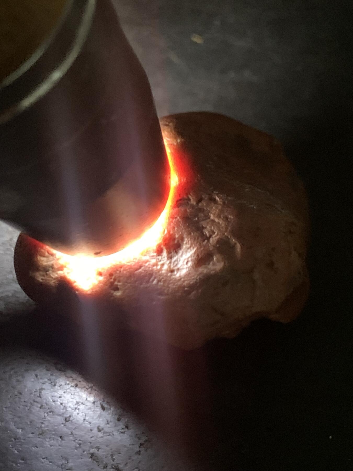 精美红皮开窗料柿子红南红玛瑙原石一颗，